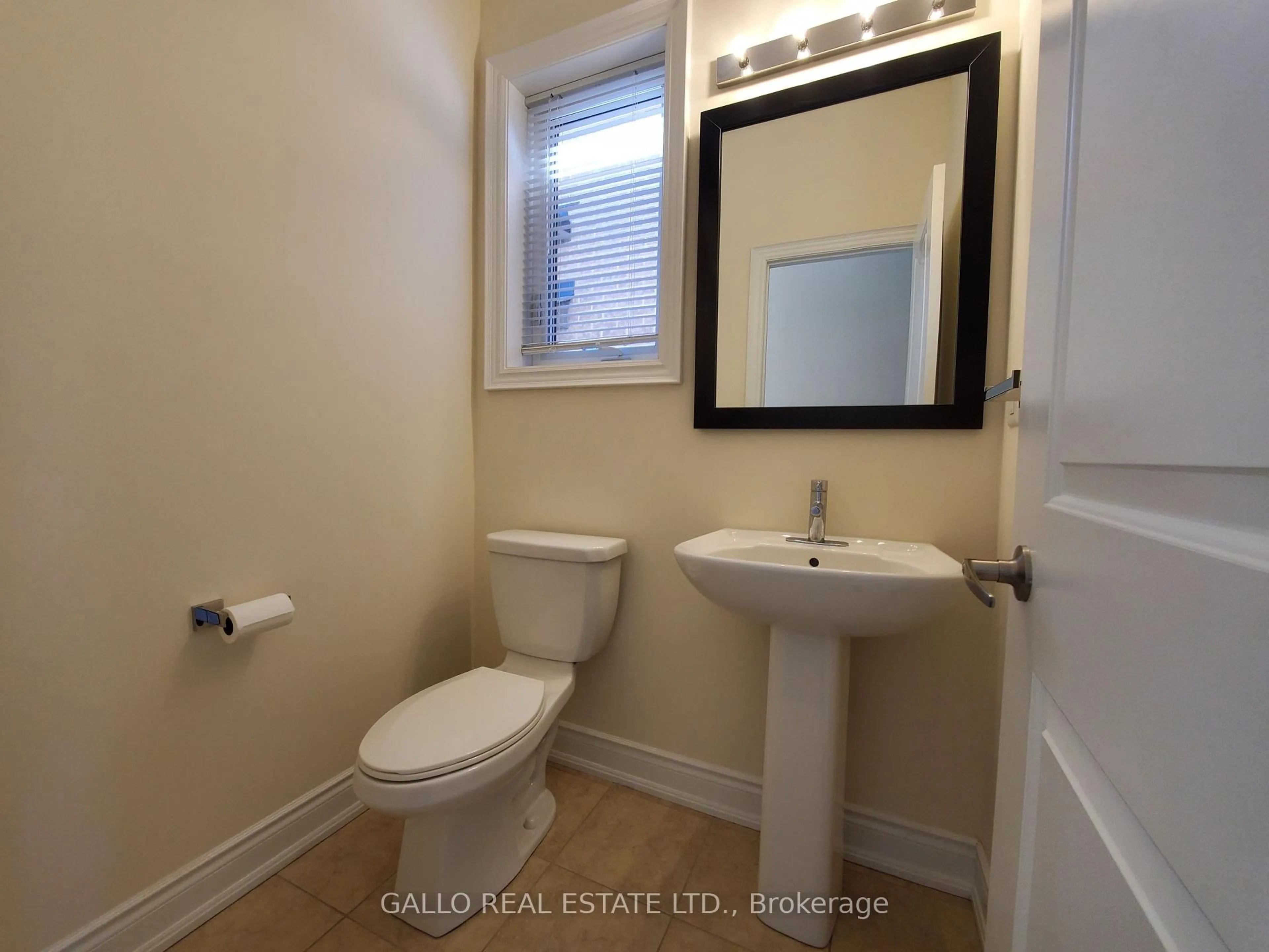 Standard bathroom, ceramic/tile floor for 124 Countryman Rd, East Gwillimbury Ontario L9N 0N8
