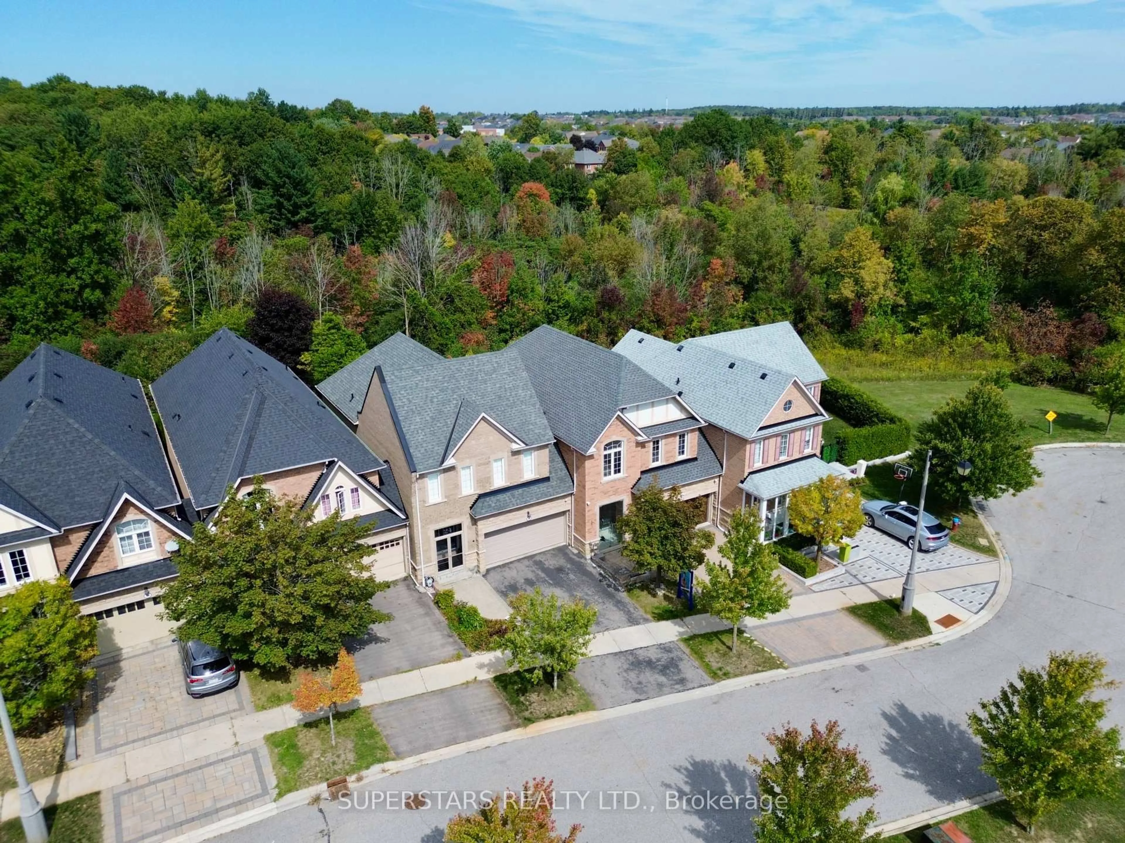 A pic from outside/outdoor area/front of a property/back of a property/a pic from drone, street for 26 Windmill Crt, Richmond Hill Ontario L4E 4V2