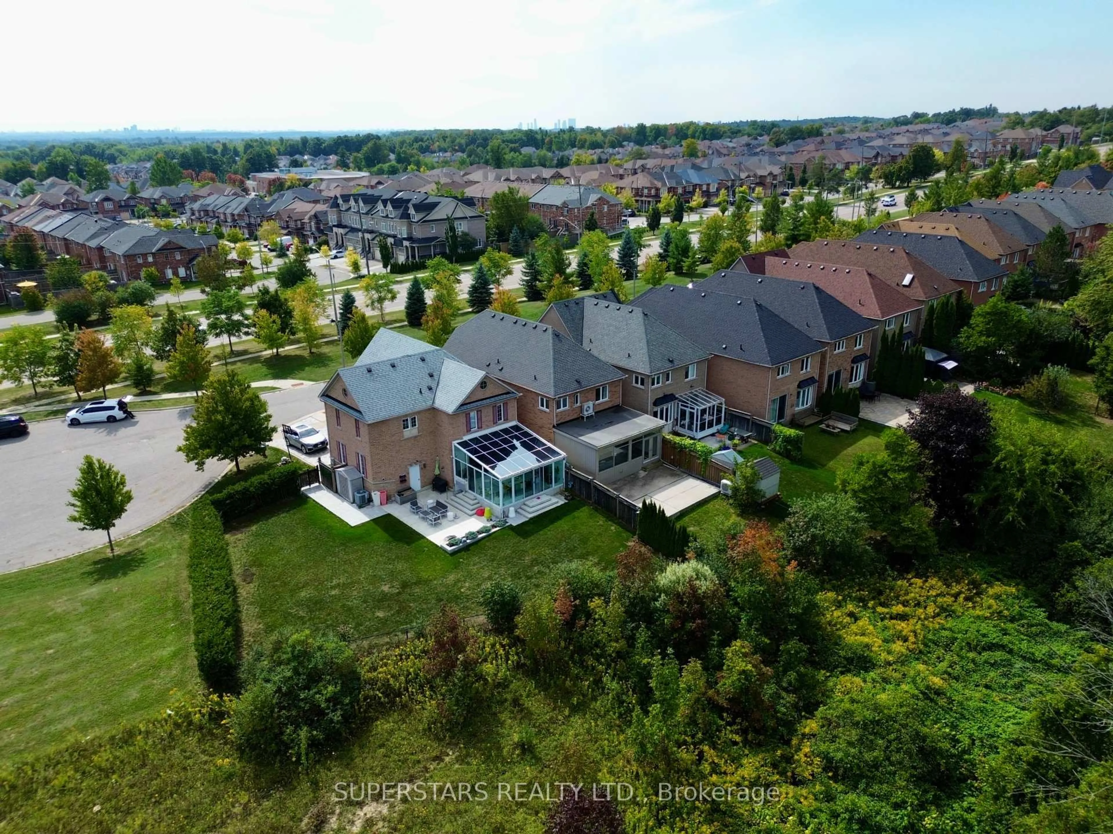 A pic from outside/outdoor area/front of a property/back of a property/a pic from drone, street for 26 Windmill Crt, Richmond Hill Ontario L4E 4V2