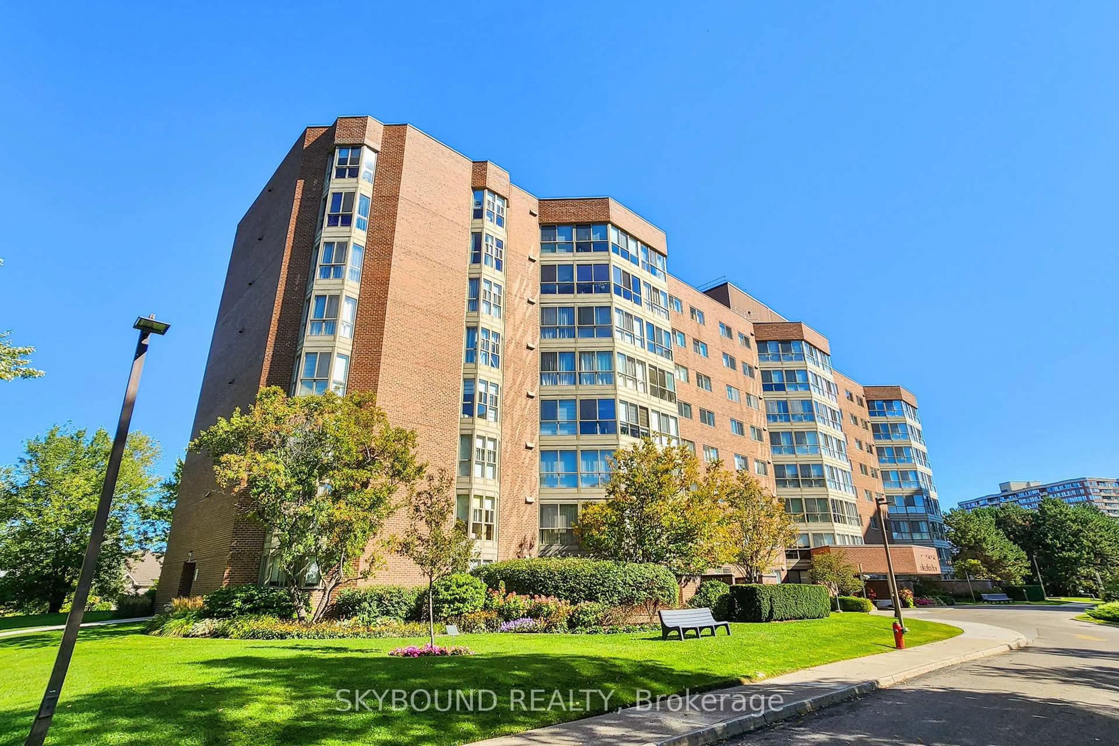 A pic from outside/outdoor area/front of a property/back of a property/a pic from drone, unknown for 5 Weldrick Rd #611, Richmond Hill Ontario L4C 8S9