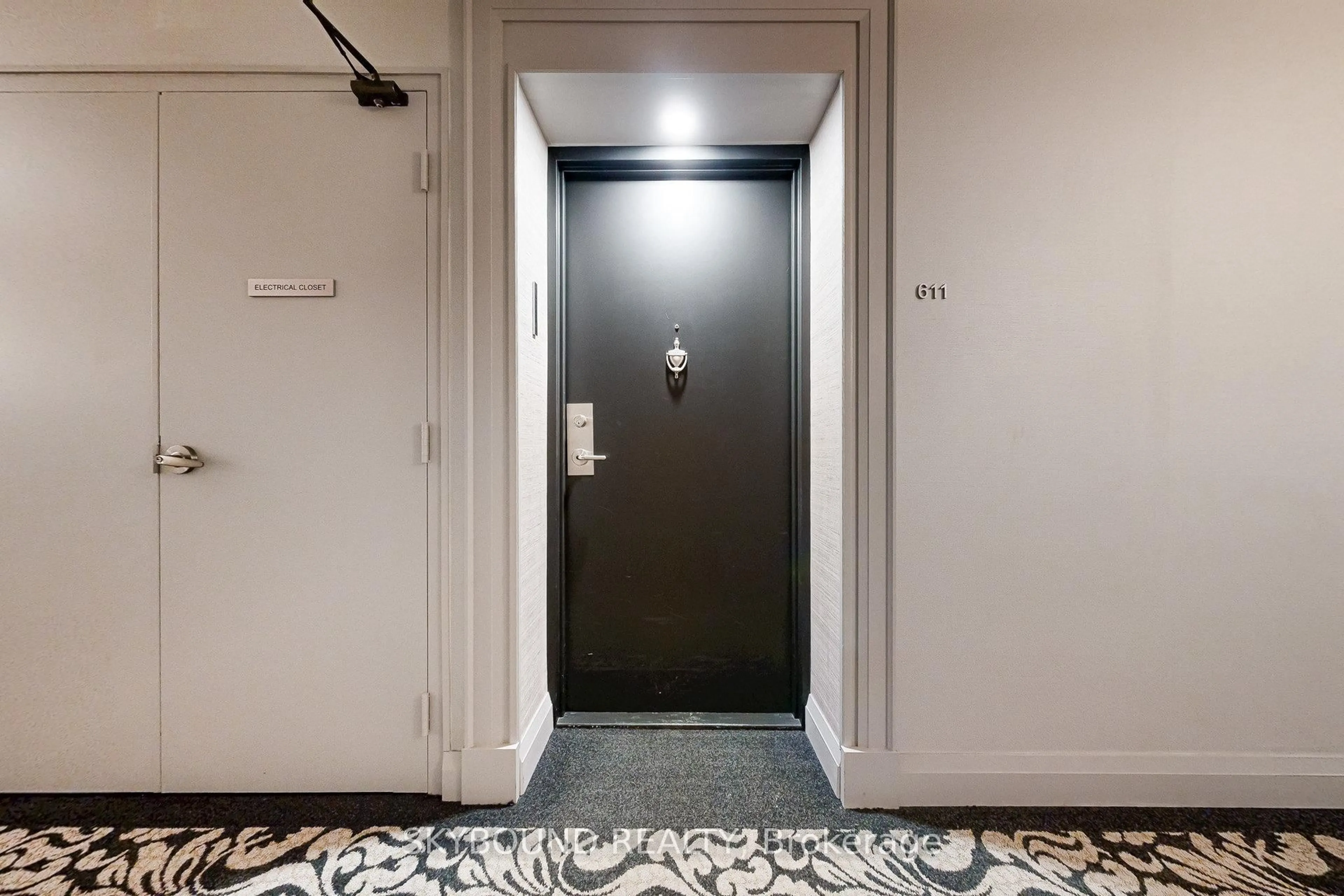 Indoor foyer for 5 Weldrick Rd #611, Richmond Hill Ontario L4C 8S9
