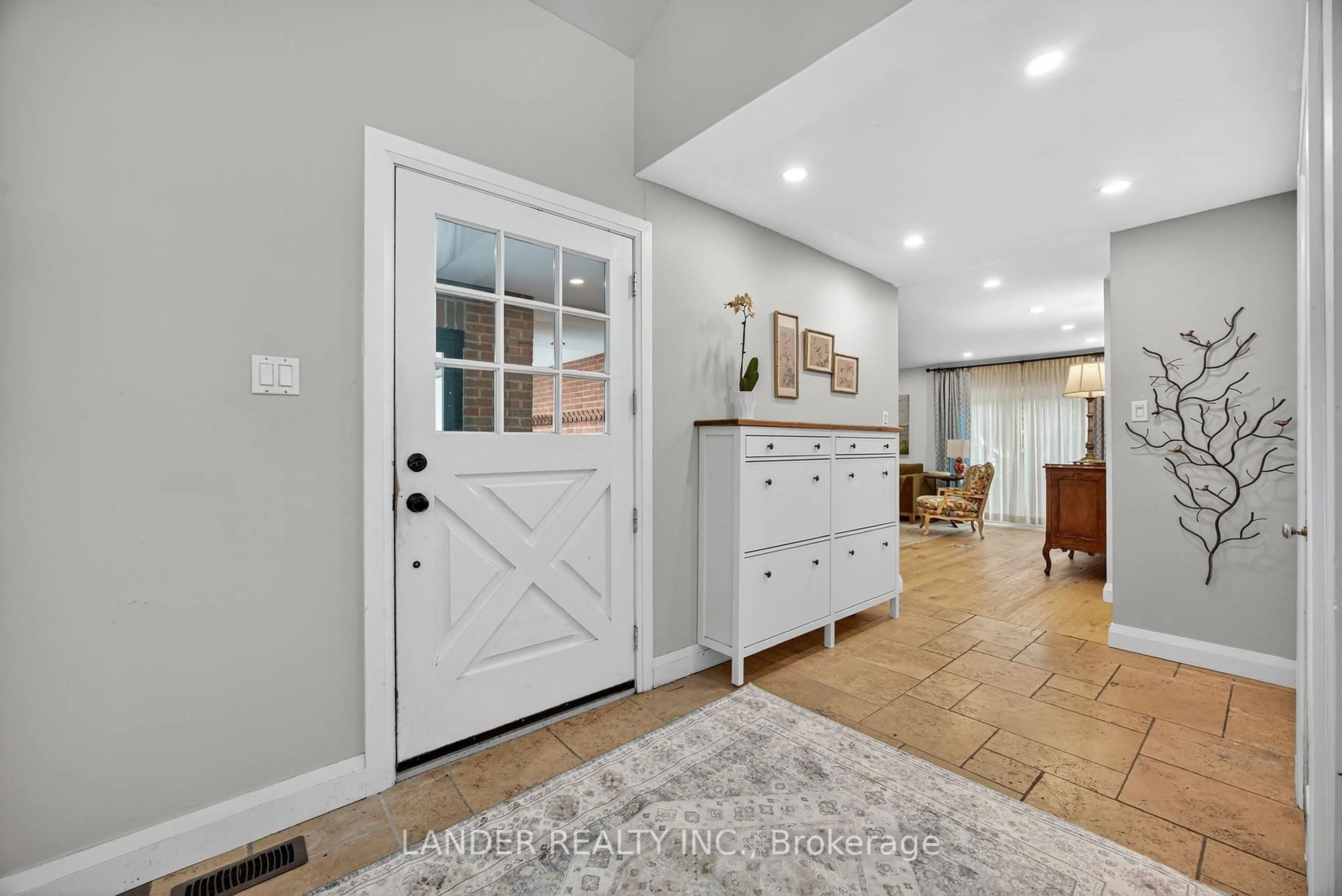 Indoor entryway for 10 Charles St, East Gwillimbury Ontario L0G 1V0