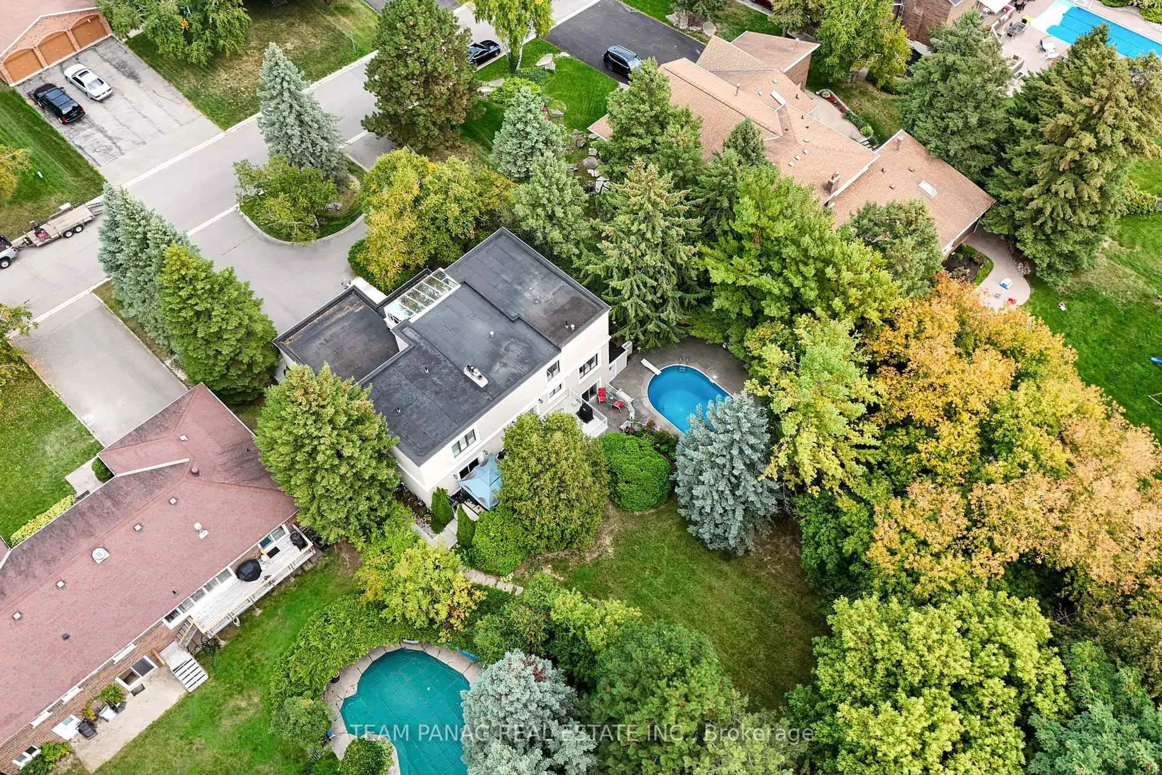 A pic from outside/outdoor area/front of a property/back of a property/a pic from drone, street for 179 Ellis Ave, King Ontario L0G 1N0