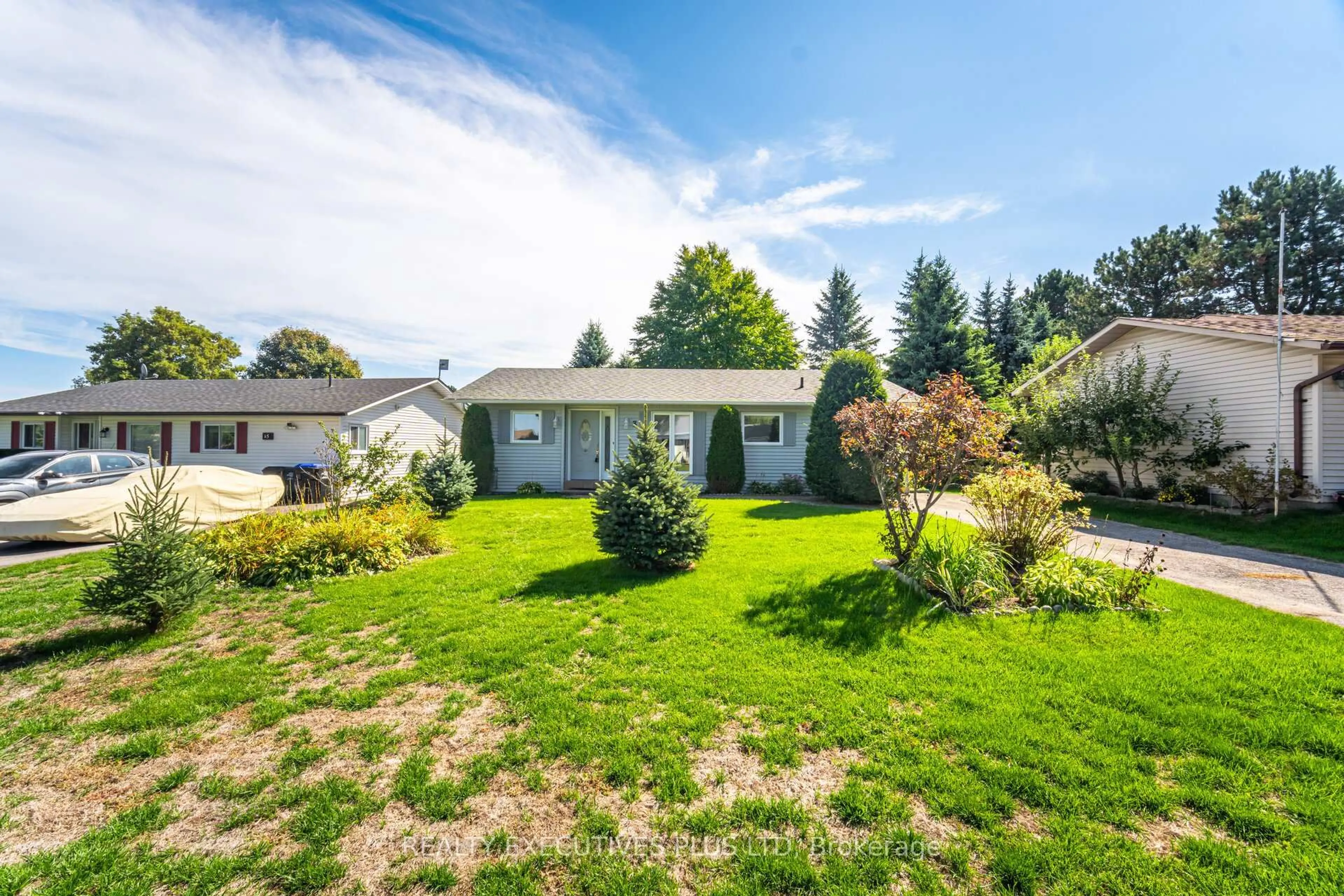 A pic from outside/outdoor area/front of a property/back of a property/a pic from drone, unknown for 3 Hickory Crt, New Tecumseth Ontario L0G 1W0