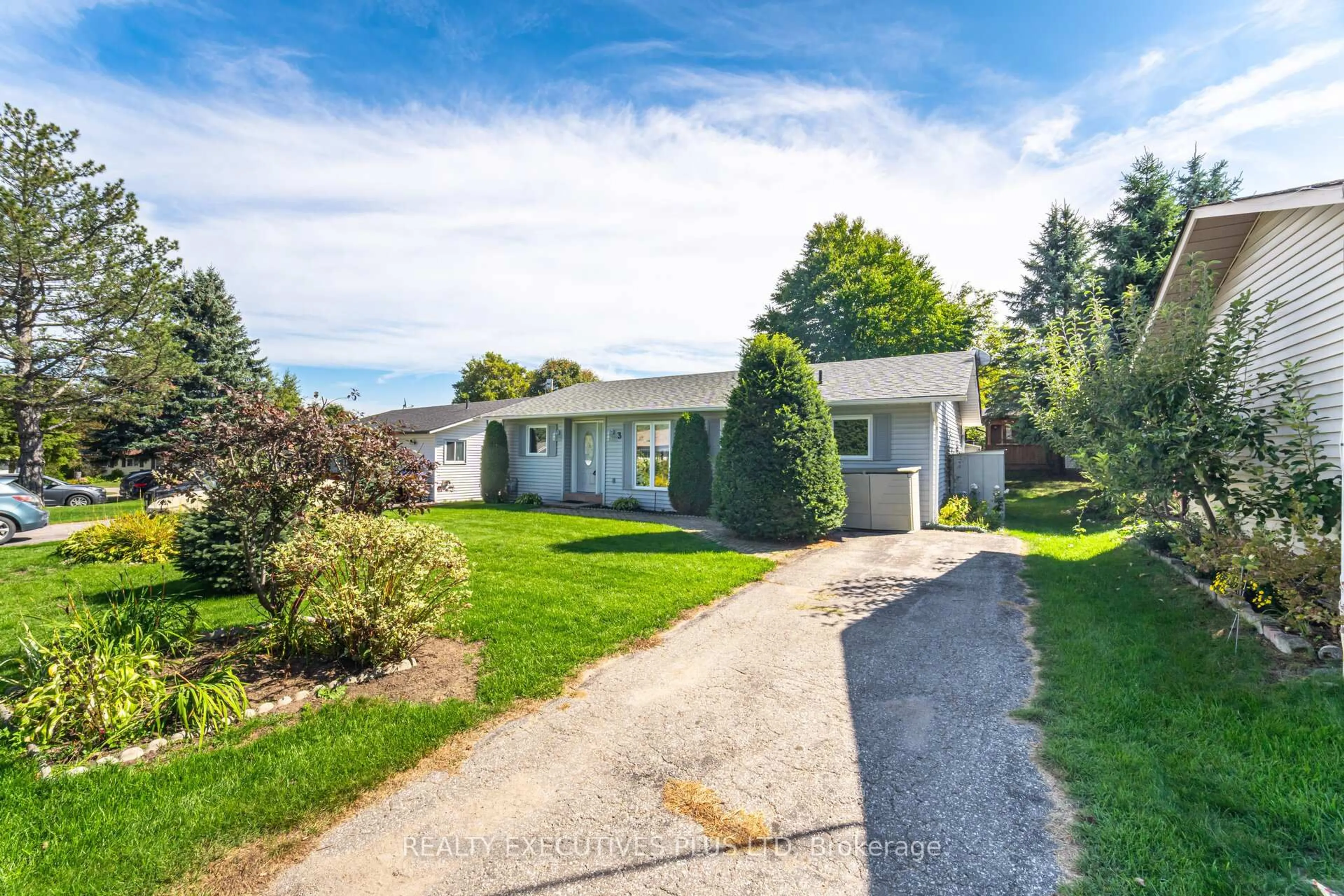 A pic from outside/outdoor area/front of a property/back of a property/a pic from drone, street for 3 Hickory Crt, New Tecumseth Ontario L0G 1W0
