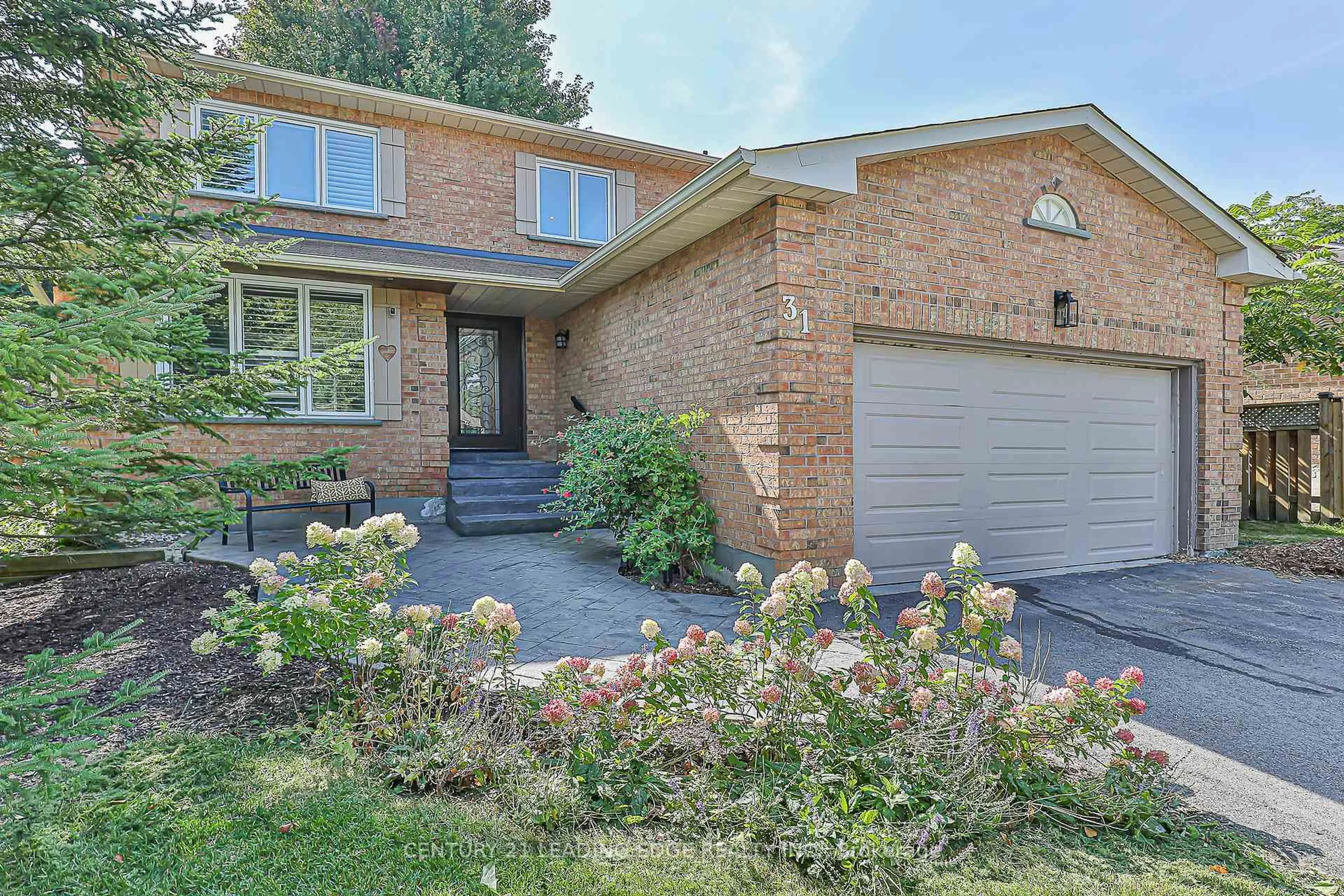 Home with brick exterior material, street for 31 TWELVE OAKS Dr, Aurora Ontario L4G 6J5