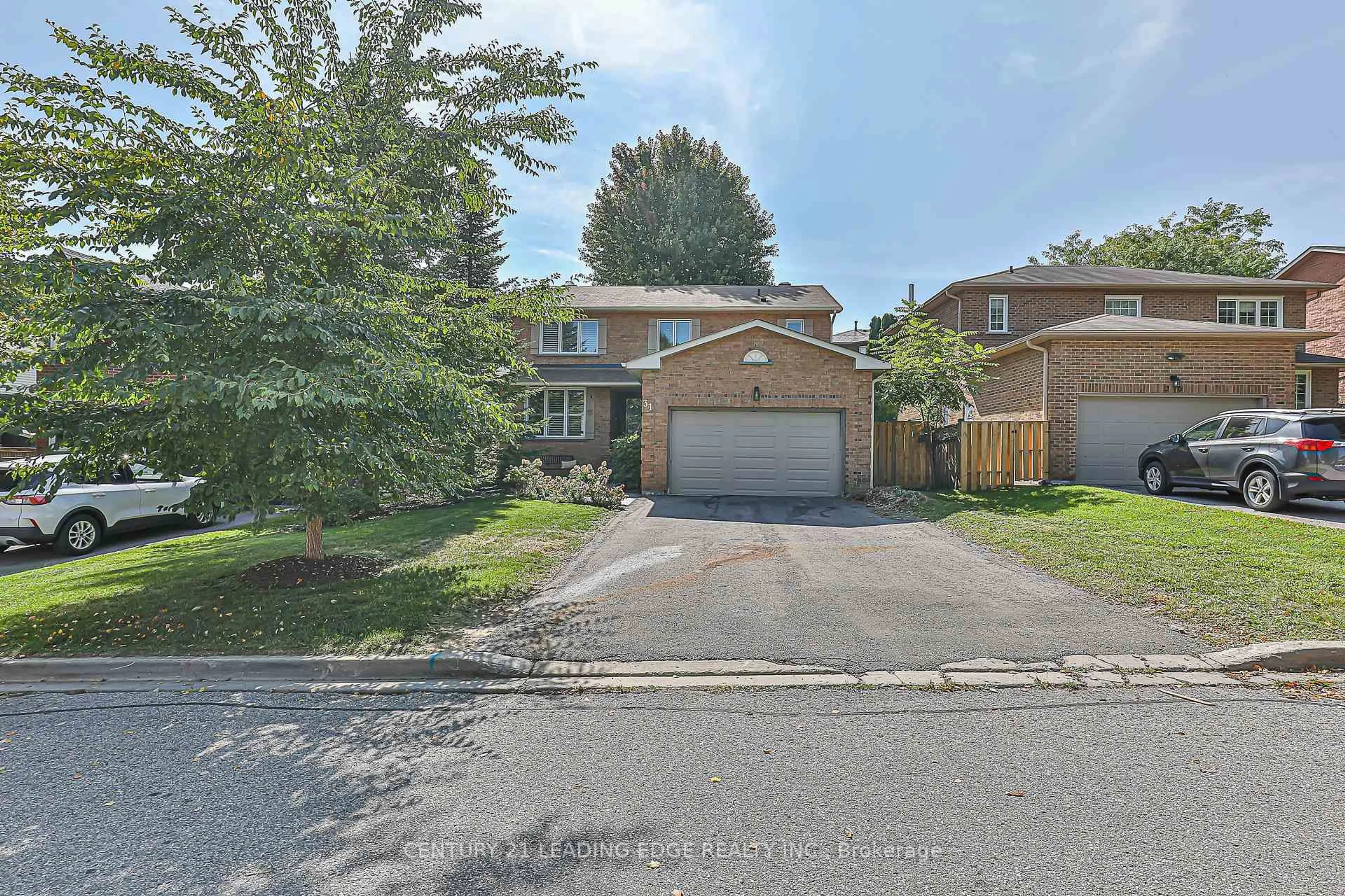 A pic from outside/outdoor area/front of a property/back of a property/a pic from drone, street for 31 TWELVE OAKS Dr, Aurora Ontario L4G 6J5