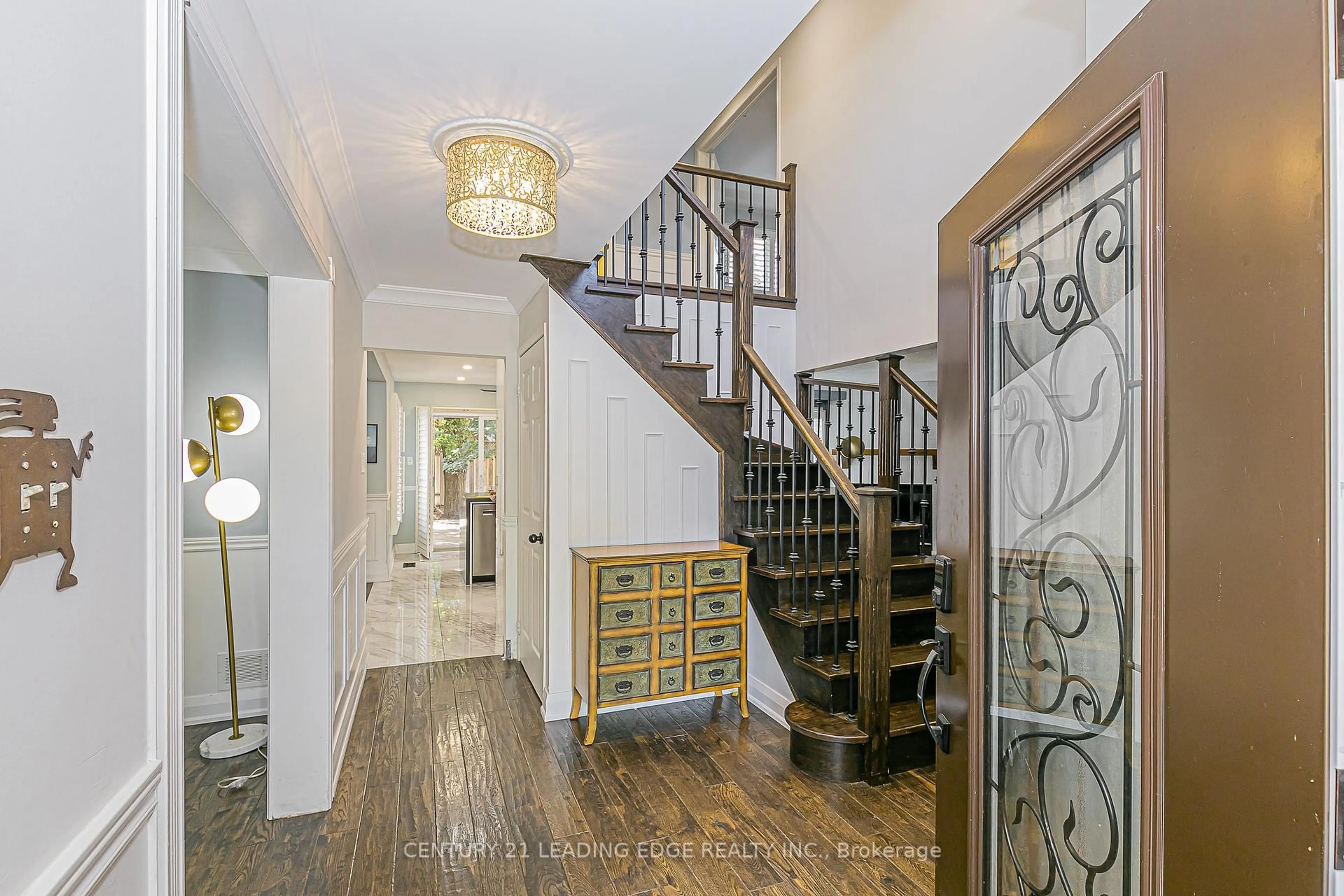 Indoor entryway for 31 TWELVE OAKS Dr, Aurora Ontario L4G 6J5