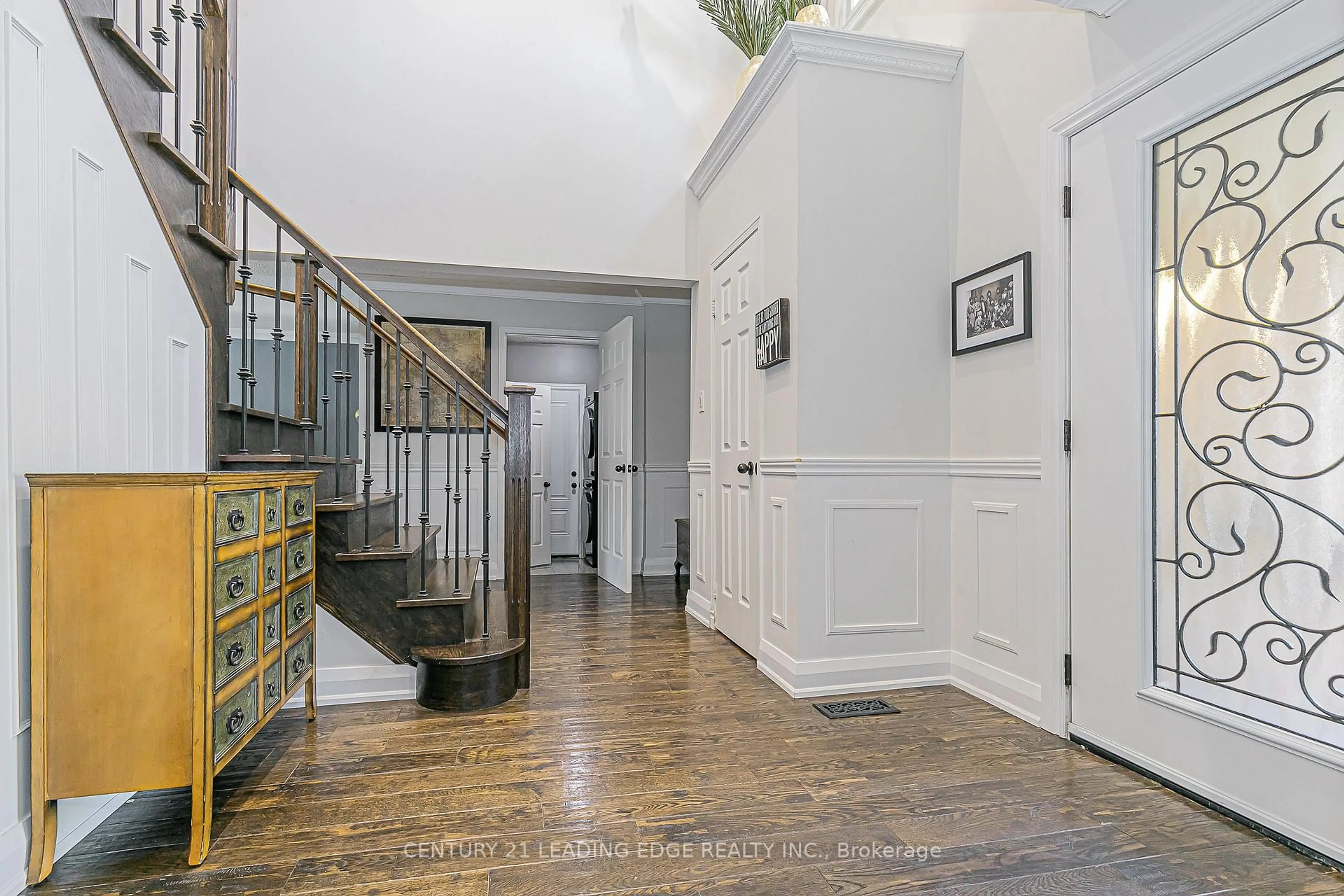 Indoor foyer for 31 TWELVE OAKS Dr, Aurora Ontario L4G 6J5