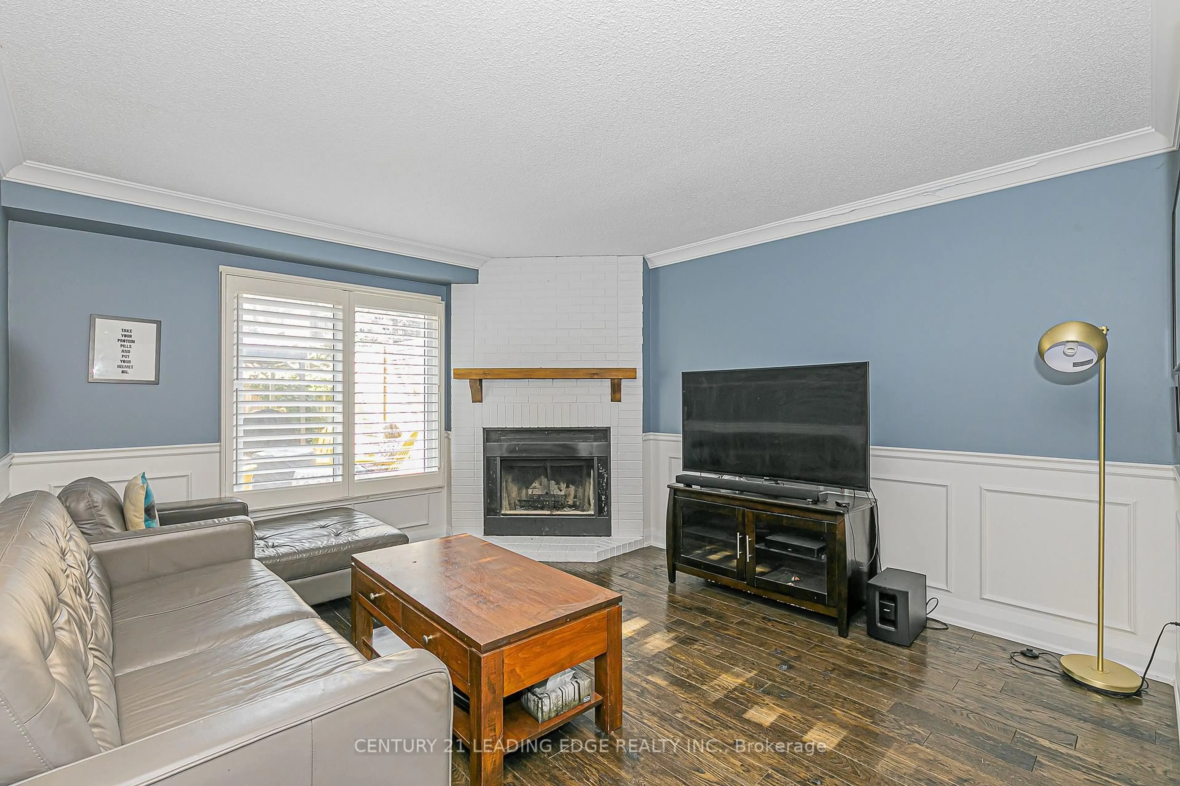 Living room with furniture, wood/laminate floor for 31 TWELVE OAKS Dr, Aurora Ontario L4G 6J5