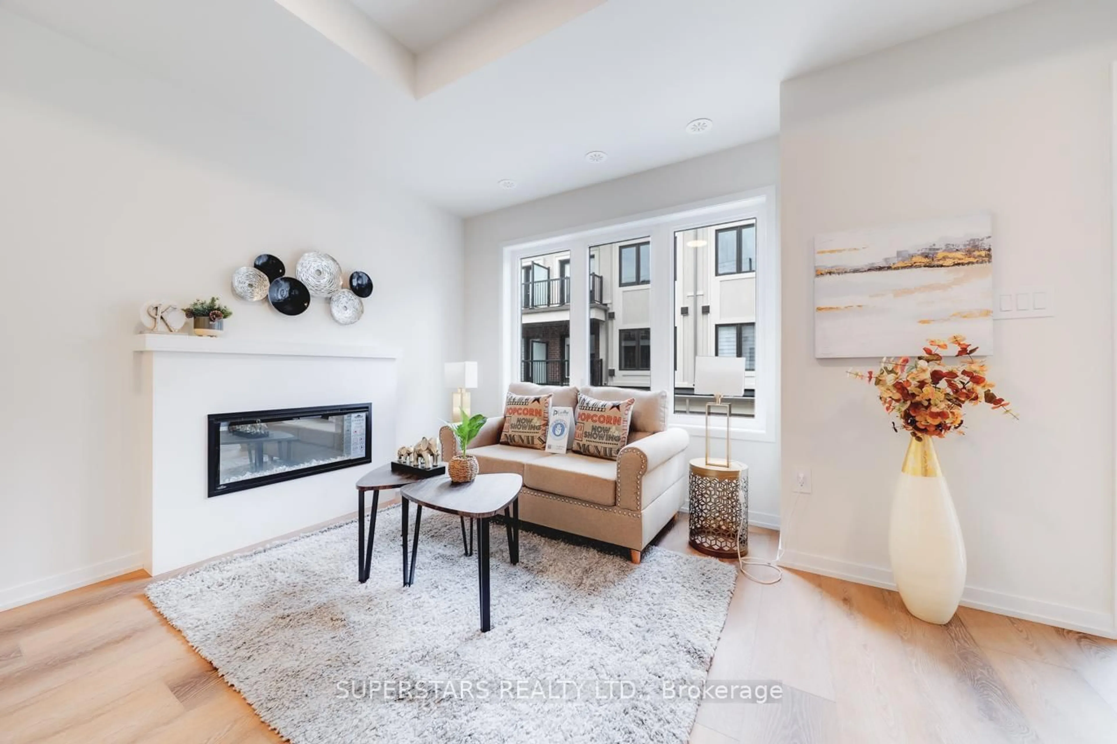 Living room with furniture, unknown for 94 Matawin Lane, Richmond Hill Ontario L4B 0H7