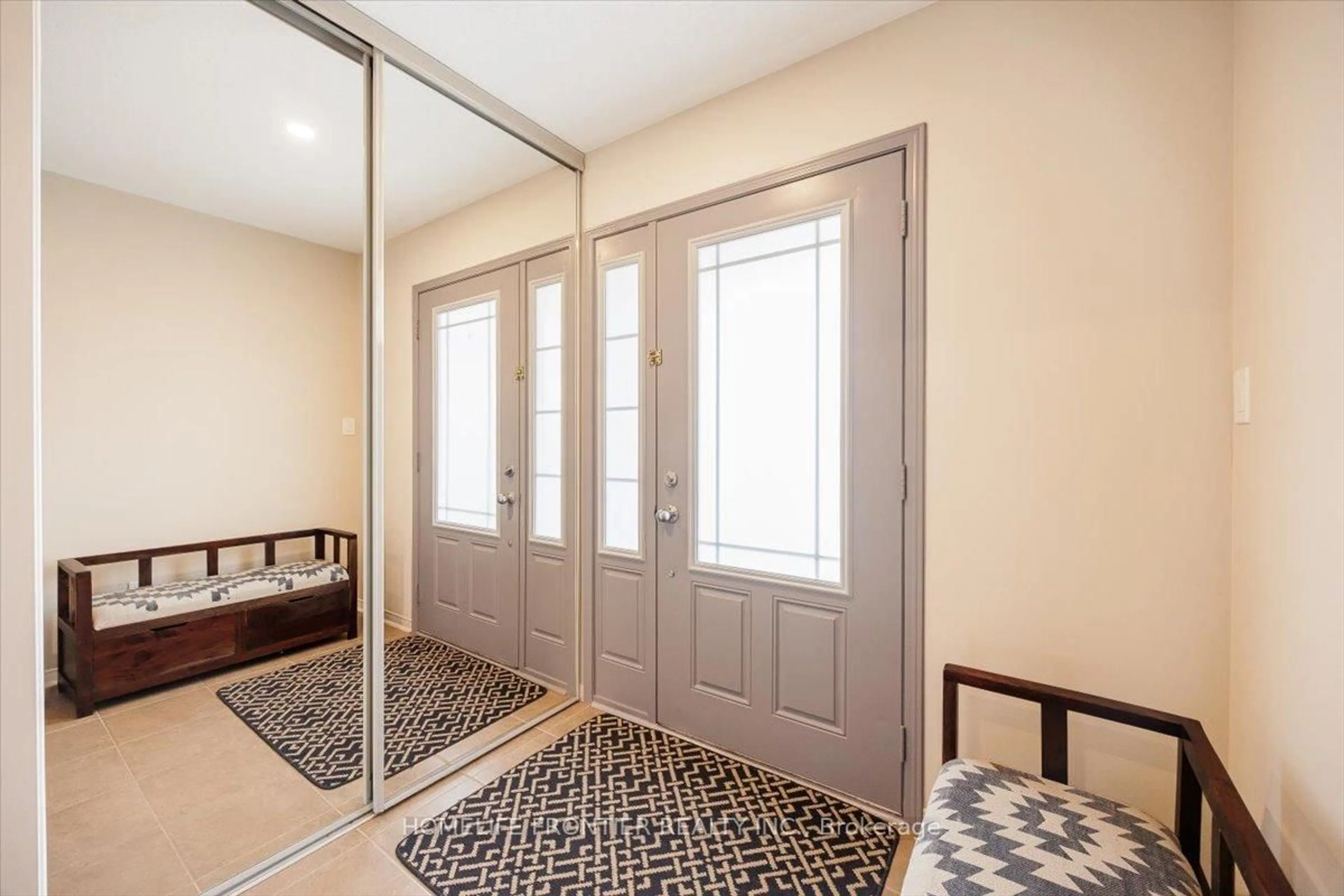Indoor entryway for 371 Langford Blvd, Bradford West Gwillimbury Ontario L3Z 0P7