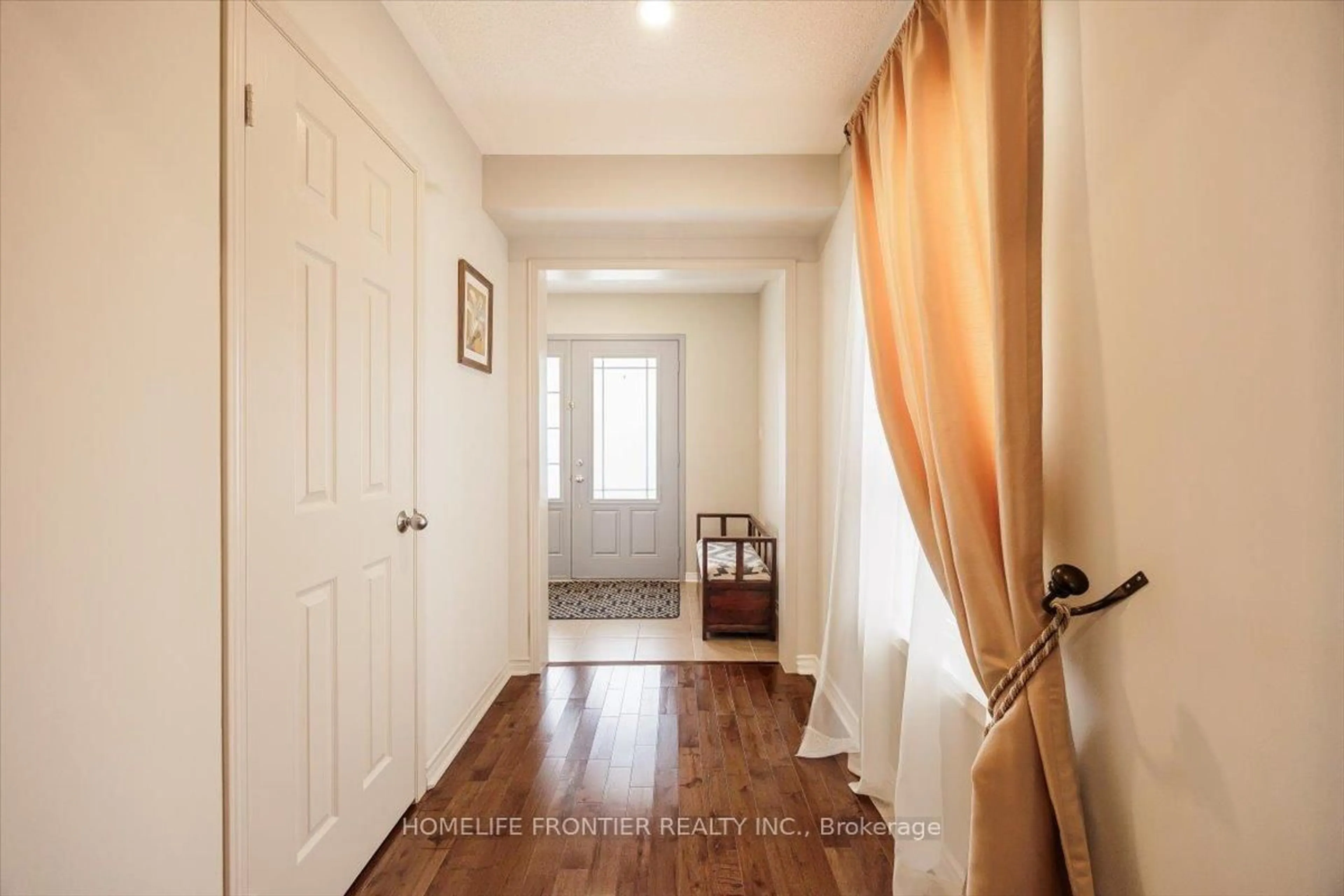 Indoor entryway for 371 Langford Blvd, Bradford West Gwillimbury Ontario L3Z 0P7