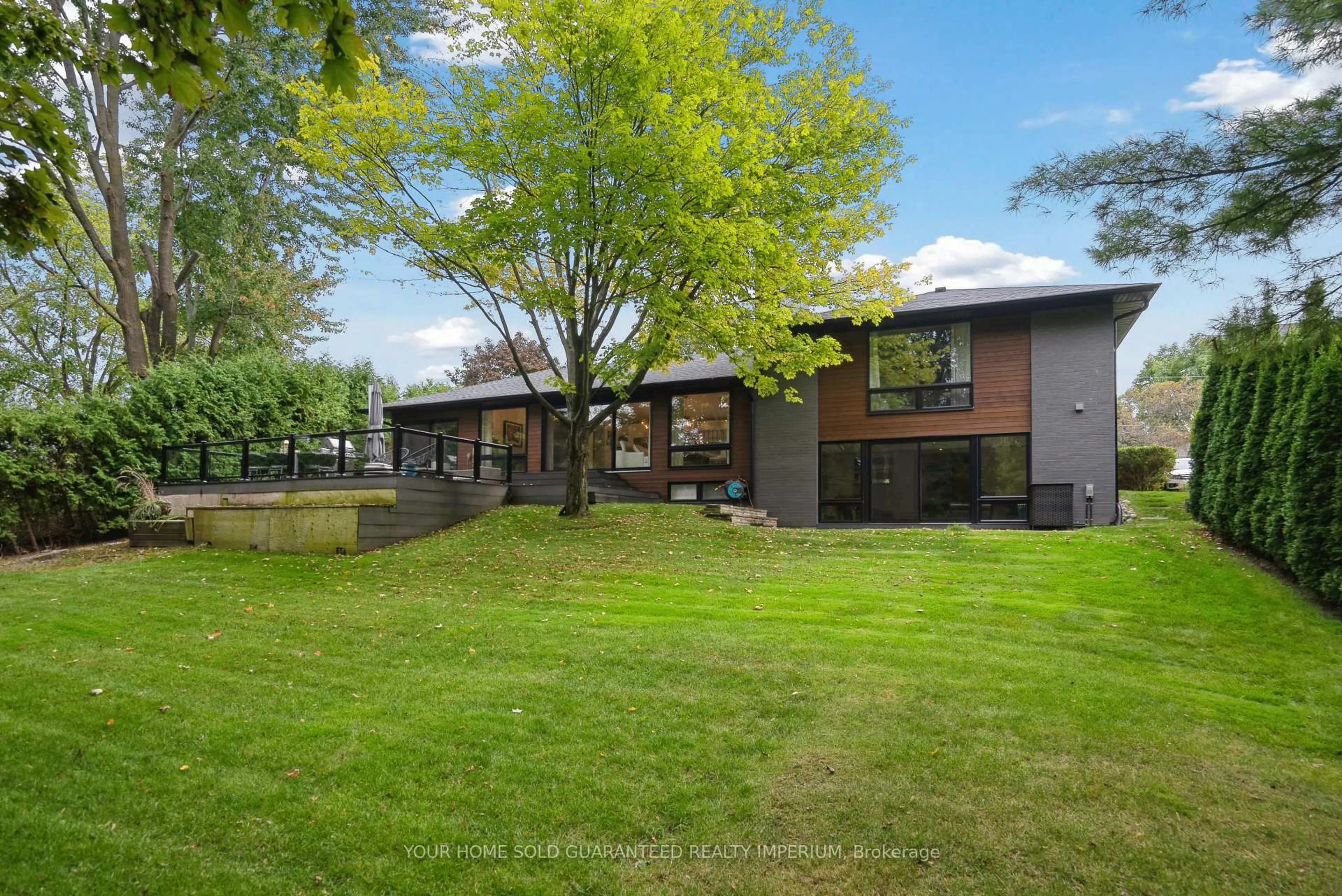 A pic from outside/outdoor area/front of a property/back of a property/a pic from drone, unknown for 48 Royal Rd, Aurora Ontario L4G 1A9
