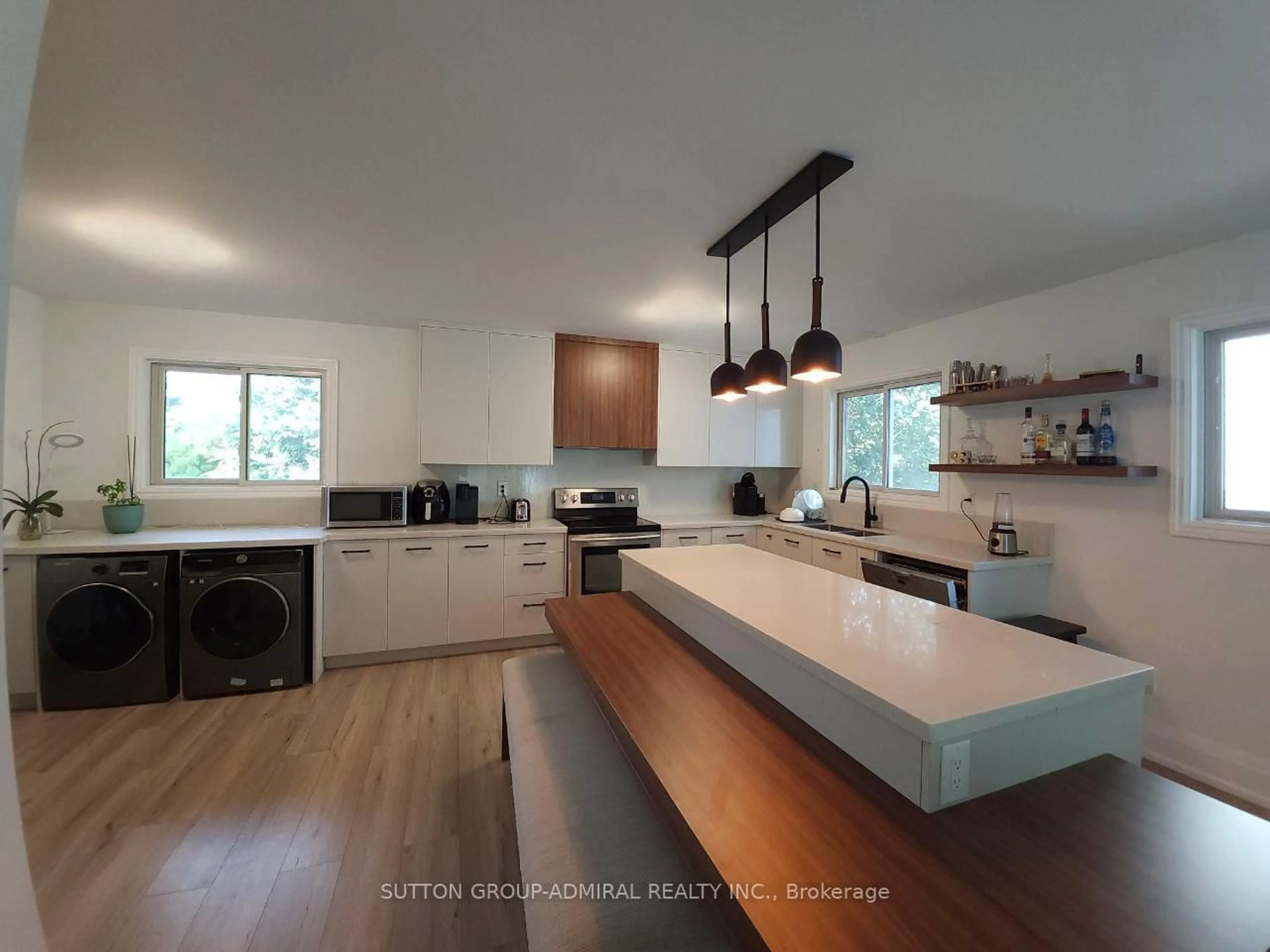 Open concept kitchen, wood/laminate floor for 174 St Anthony's Crt, Richmond Hill Ontario L4C 4T3