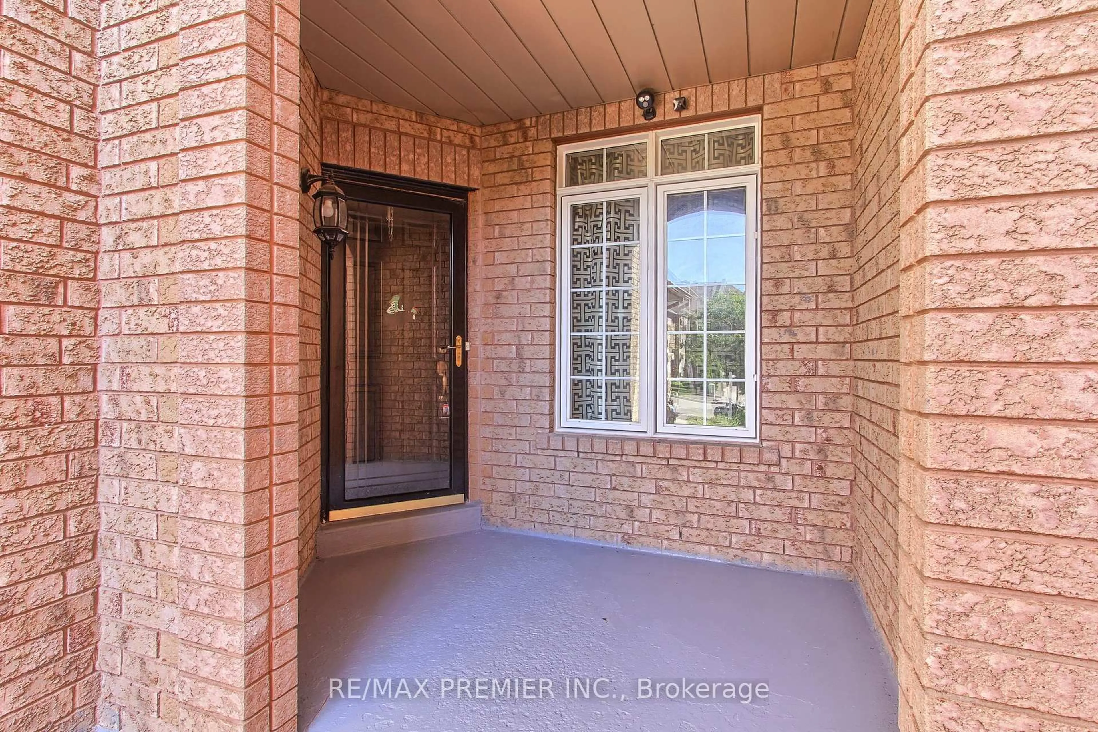 Indoor entryway for 35 Craddock St, Vaughan Ontario L6A 2R6