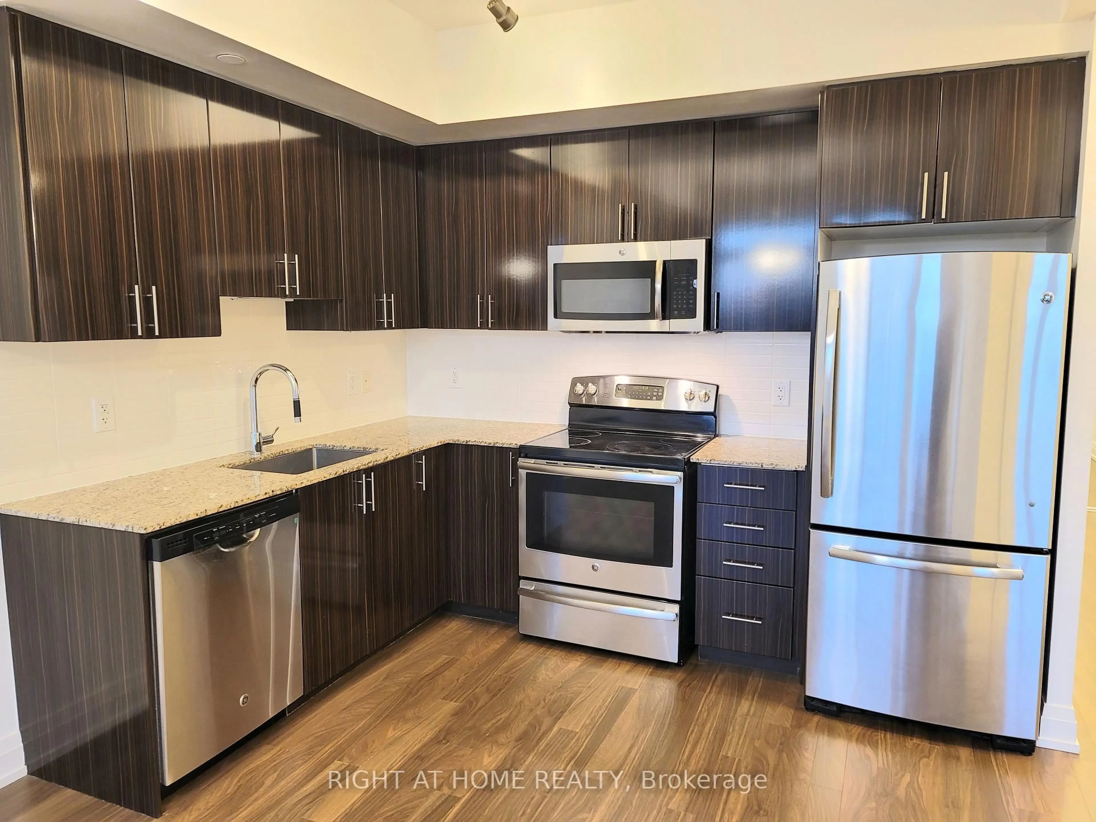 Standard kitchen, wood/laminate floor for 7167 YONGE St #1007, Markham Ontario L3T 0E1