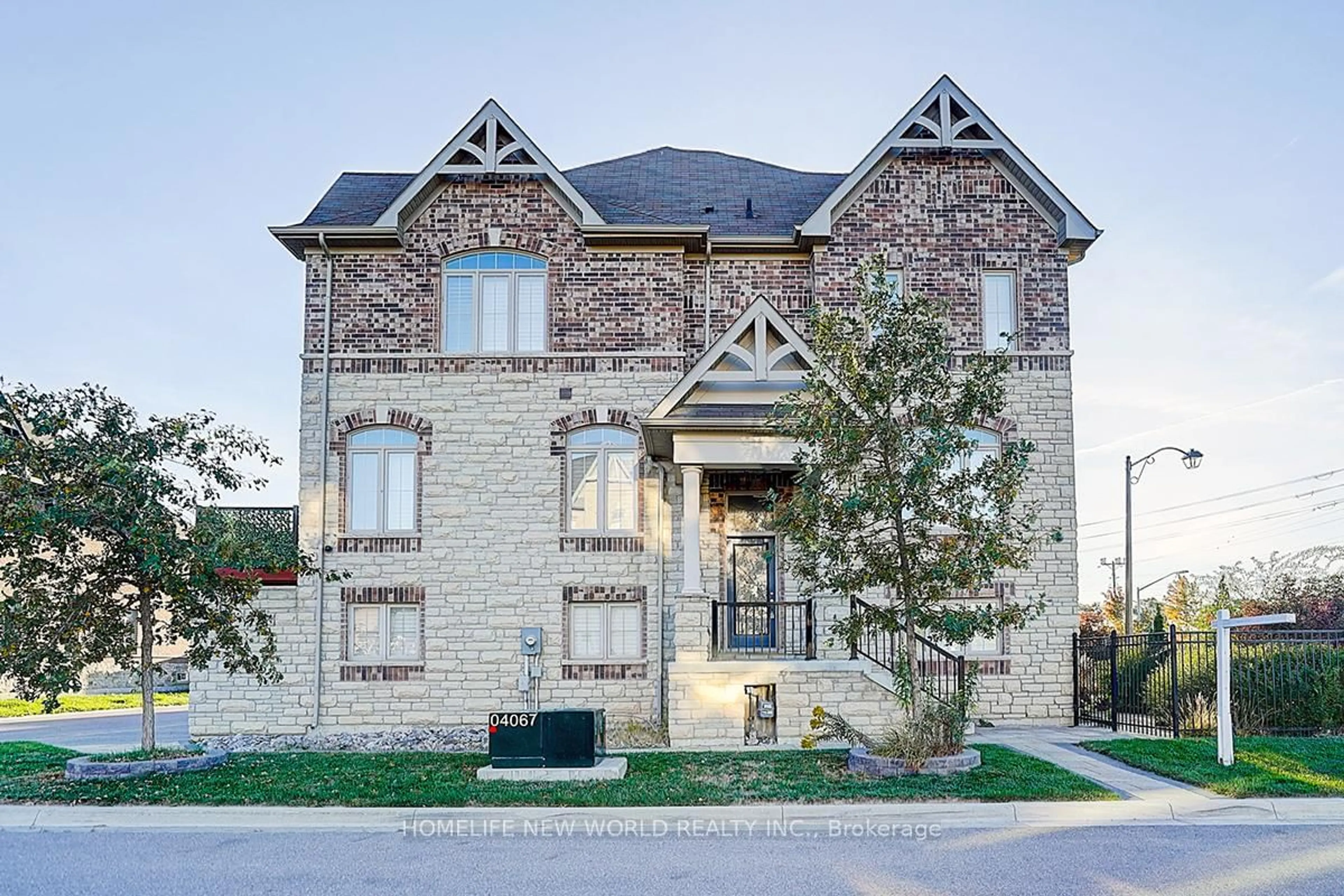 Home with brick exterior material, street for 107 Beechborough Cres, East Gwillimbury Ontario L9N 0N9