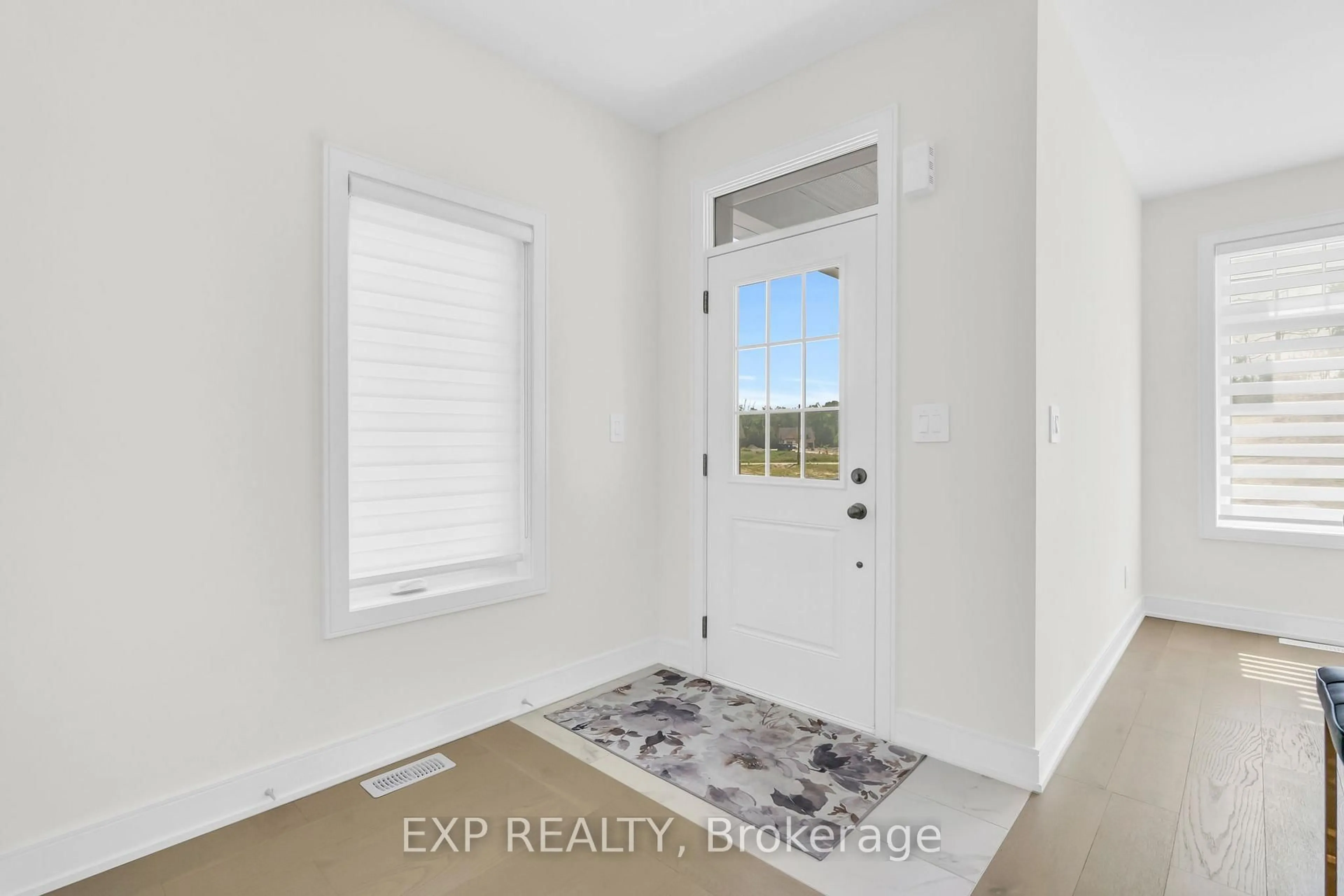Indoor entryway for 10 Palmira Dr, Georgina Ontario L0E 1R0
