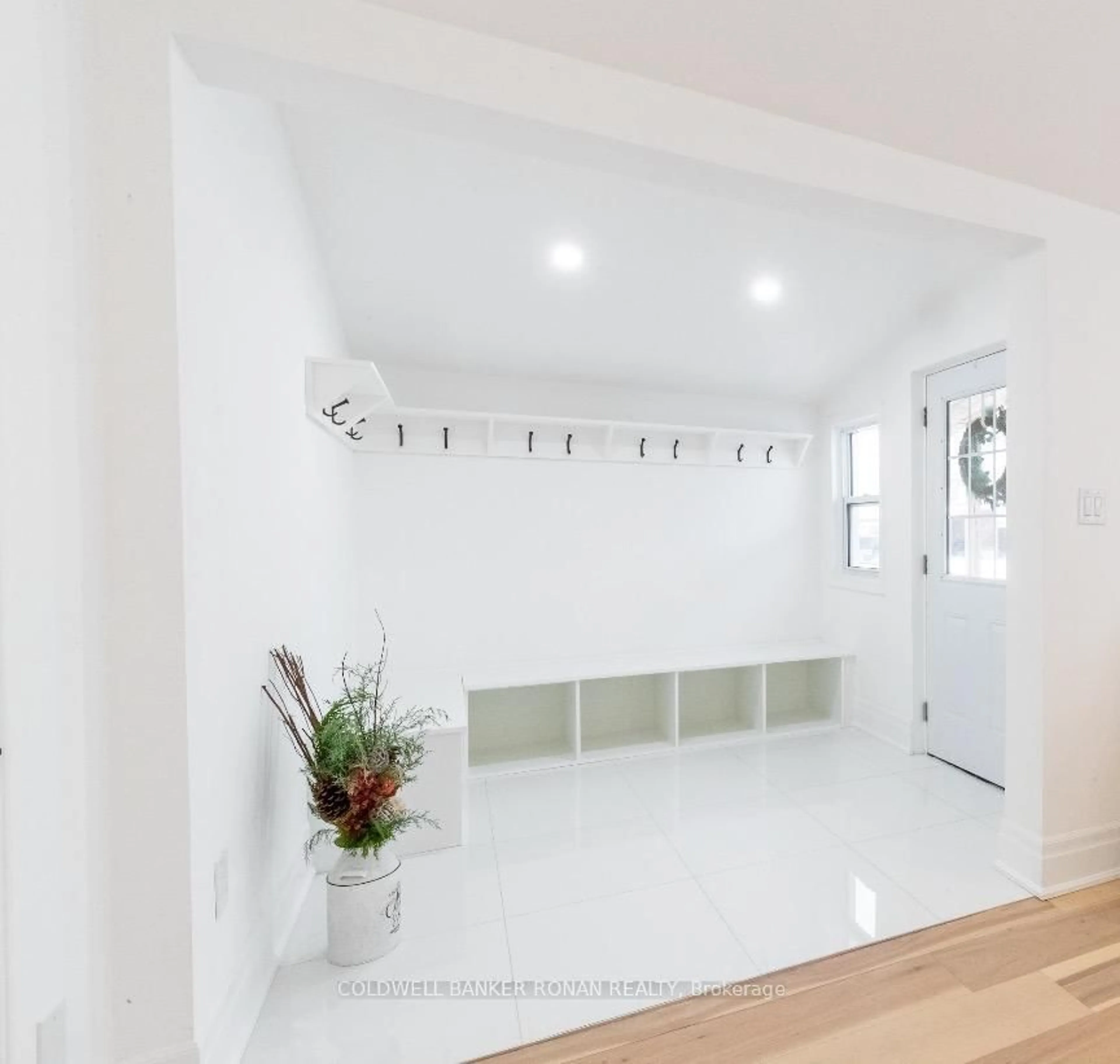 Indoor entryway for 54 Queen St, New Tecumseth Ontario L0G 1W0