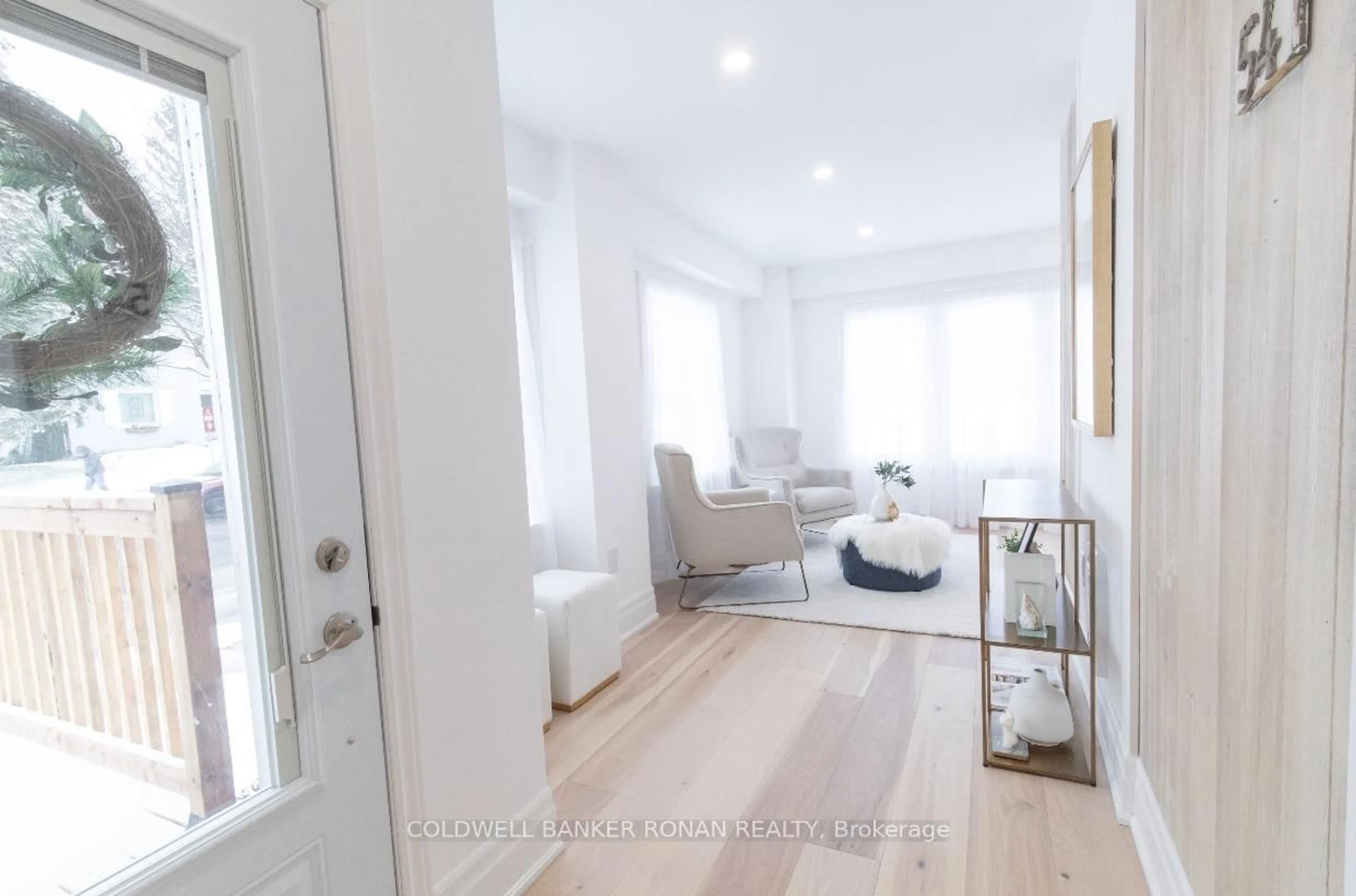 Indoor entryway for 54 Queen St, New Tecumseth Ontario L0G 1W0