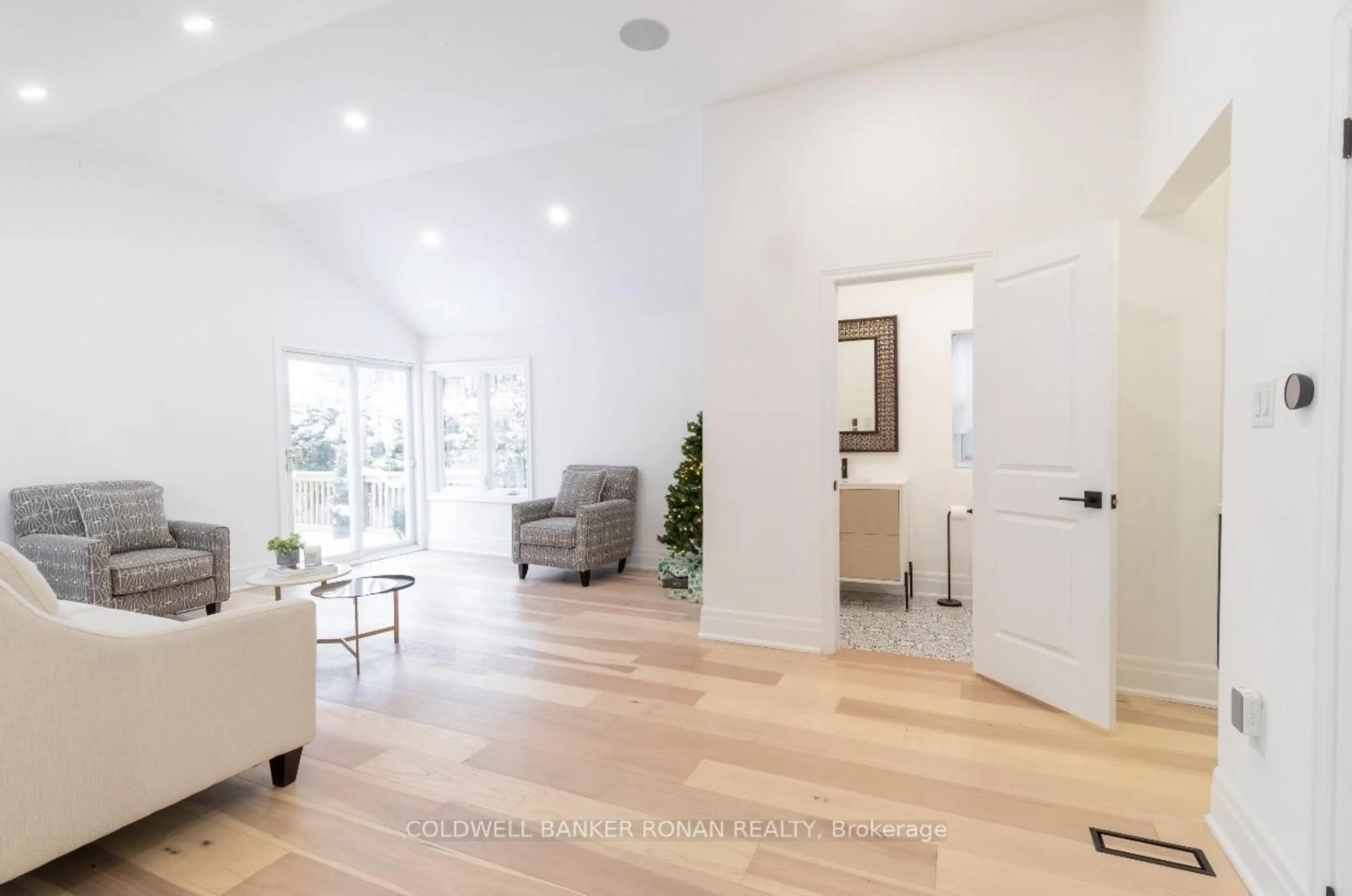 Indoor entryway for 54 Queen St, New Tecumseth Ontario L0G 1W0