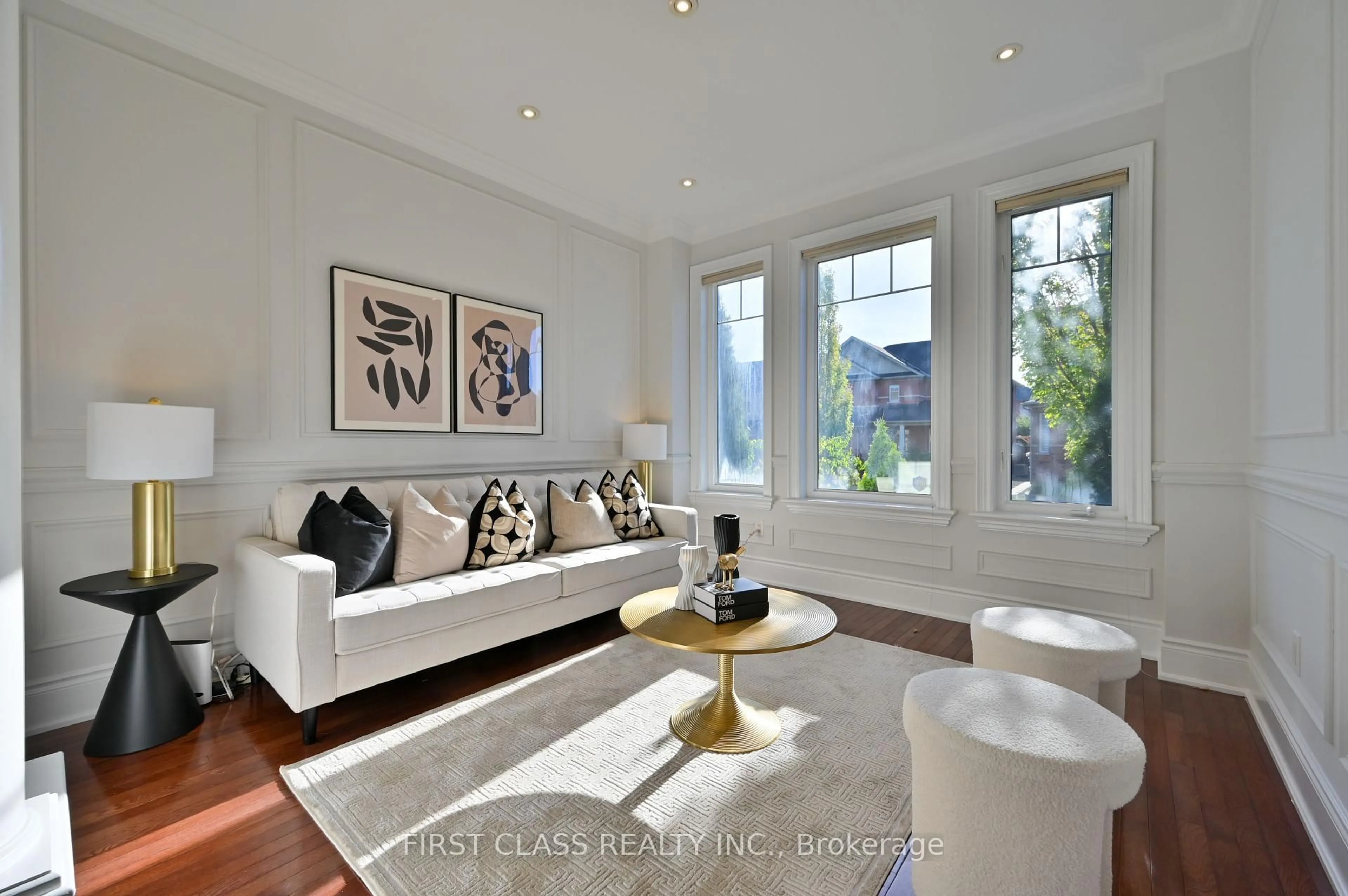 Living room with furniture, wood/laminate floor for 72 Braehead Dr, Richmond Hill Ontario L4E 0B2
