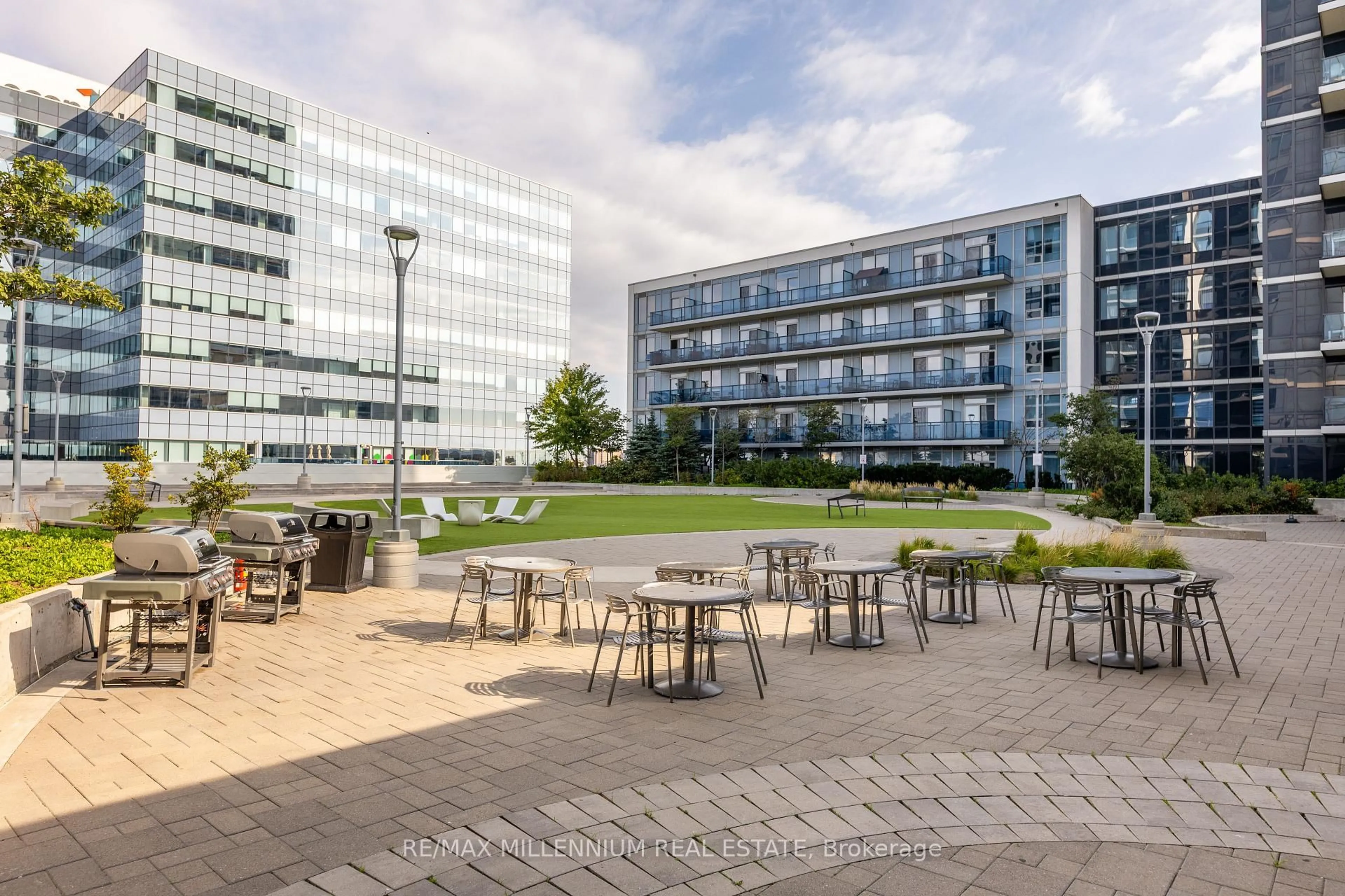 Patio, building for 3700 Highway 7 Rd #1401, Vaughan Ontario L4L 0G3