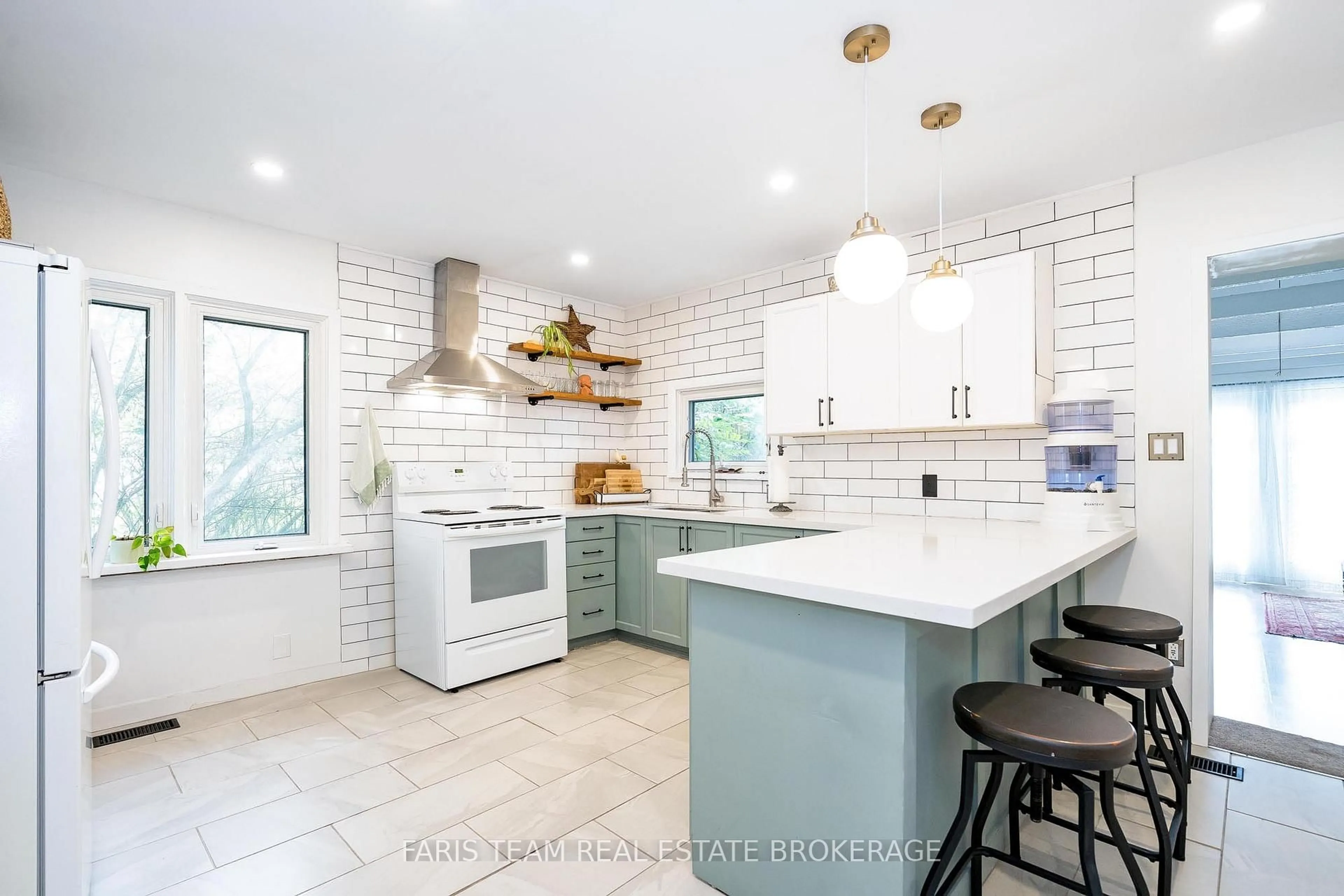 Open concept kitchen, ceramic/tile floor for 3 John Dr, Innisfil Ontario L0L 1L0