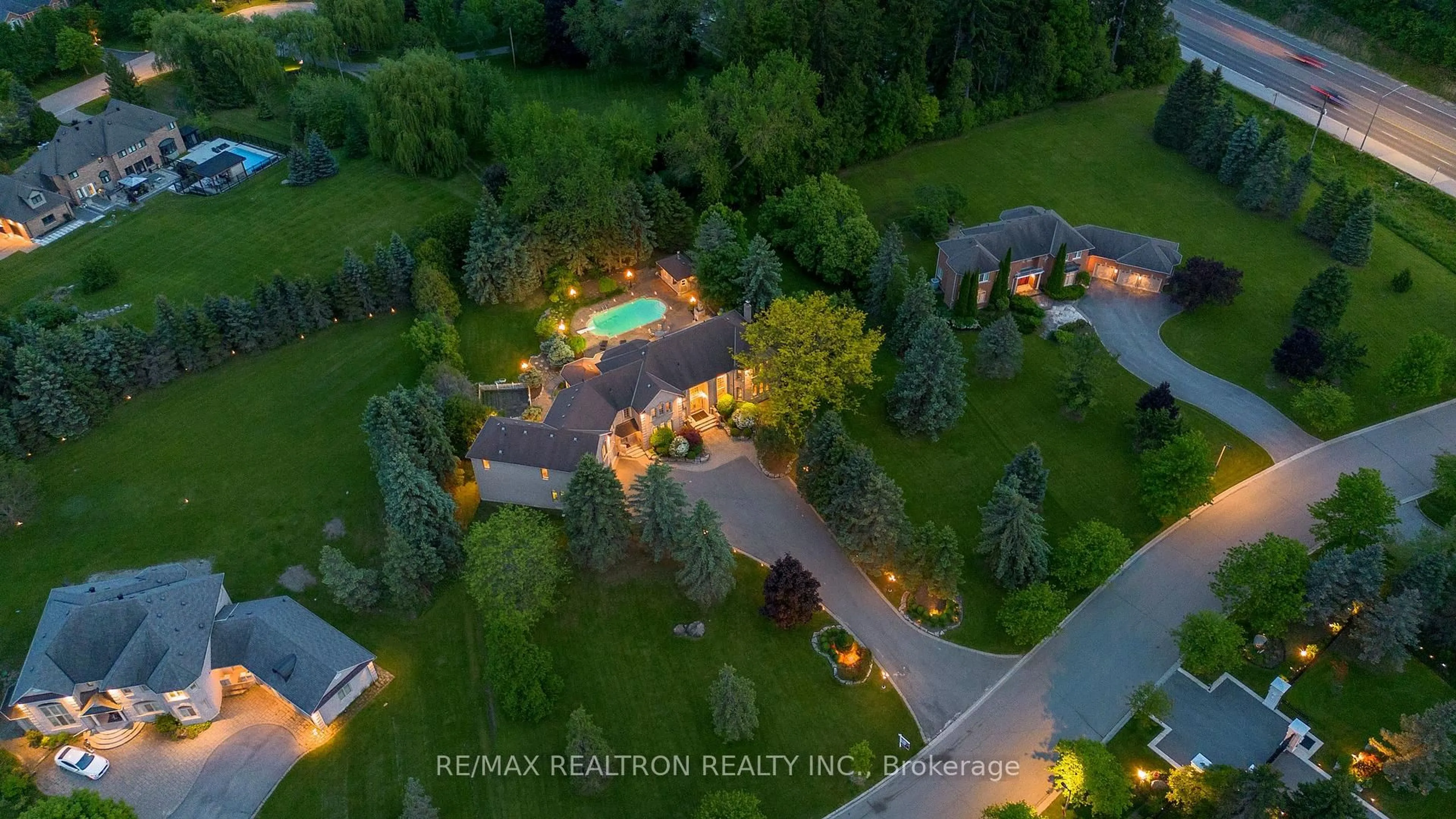 A pic from outside/outdoor area/front of a property/back of a property/a pic from drone, mountain view for 5 Summit Trail Dr, Richmond Hill Ontario L4E 3S7