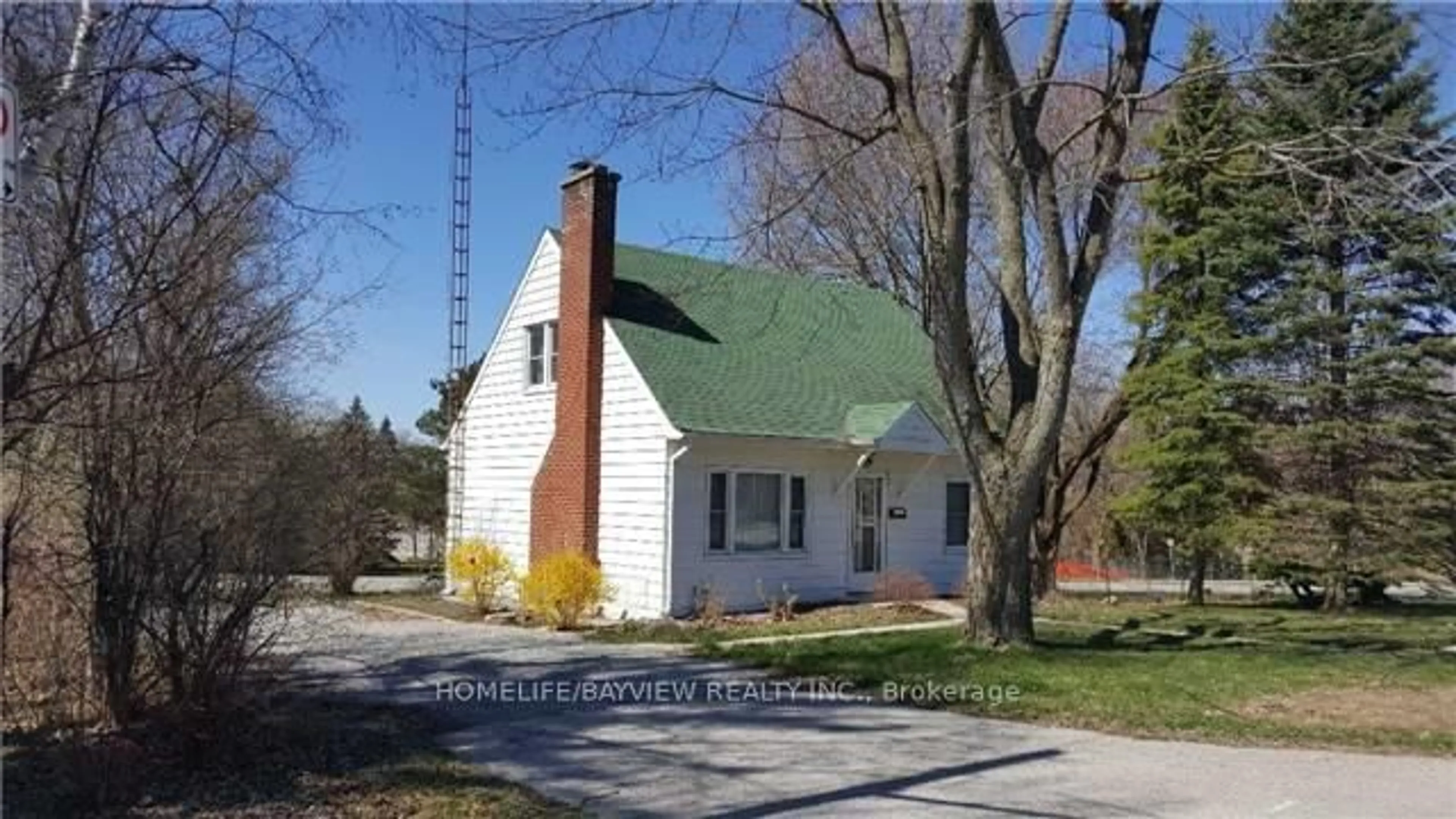 Home with vinyl exterior material, street for 66 Roxborough Rd, Newmarket Ontario L3Y 3L2