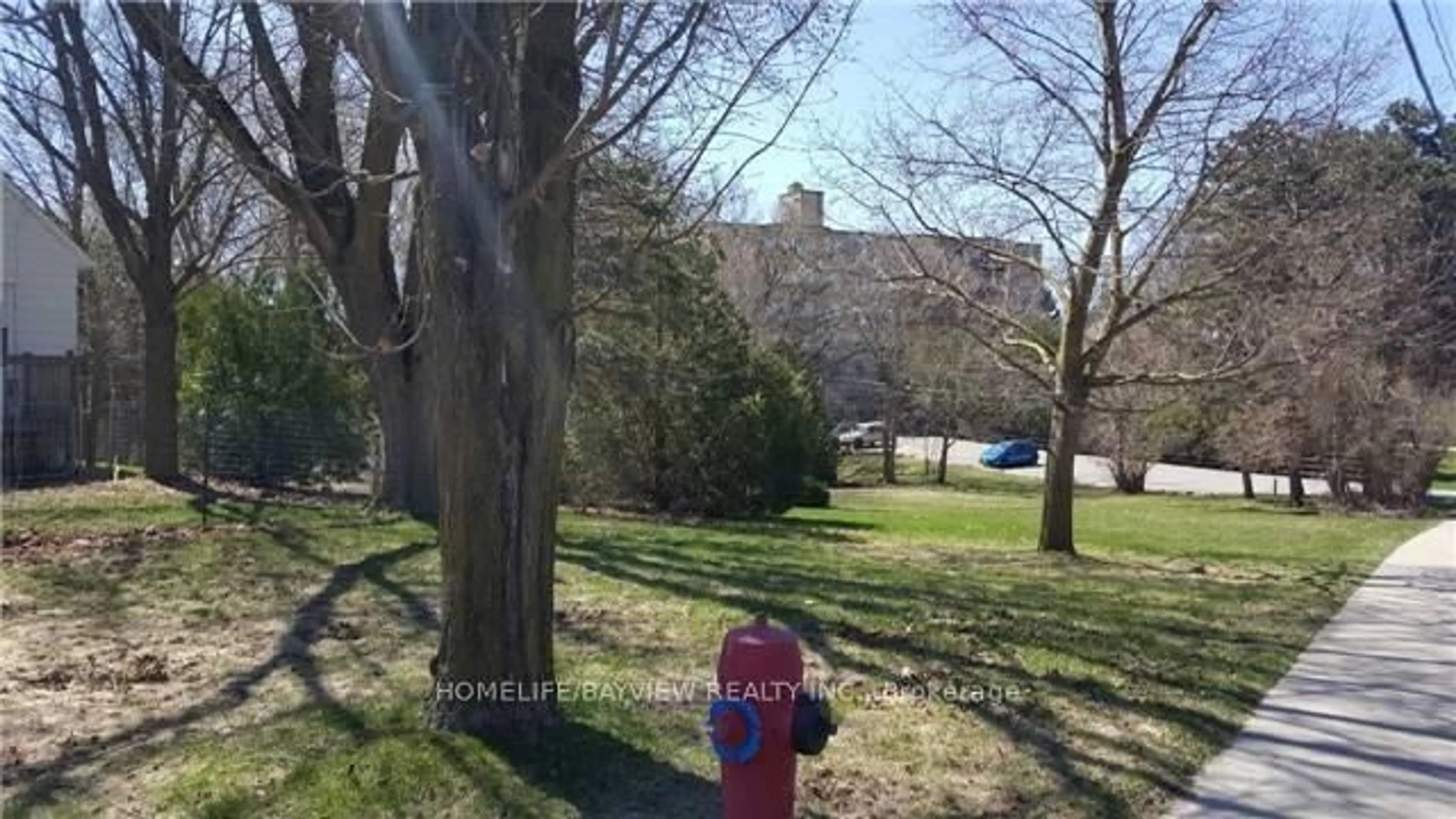 A pic from outside/outdoor area/front of a property/back of a property/a pic from drone, street for 66 Roxborough Rd, Newmarket Ontario L3Y 3L2