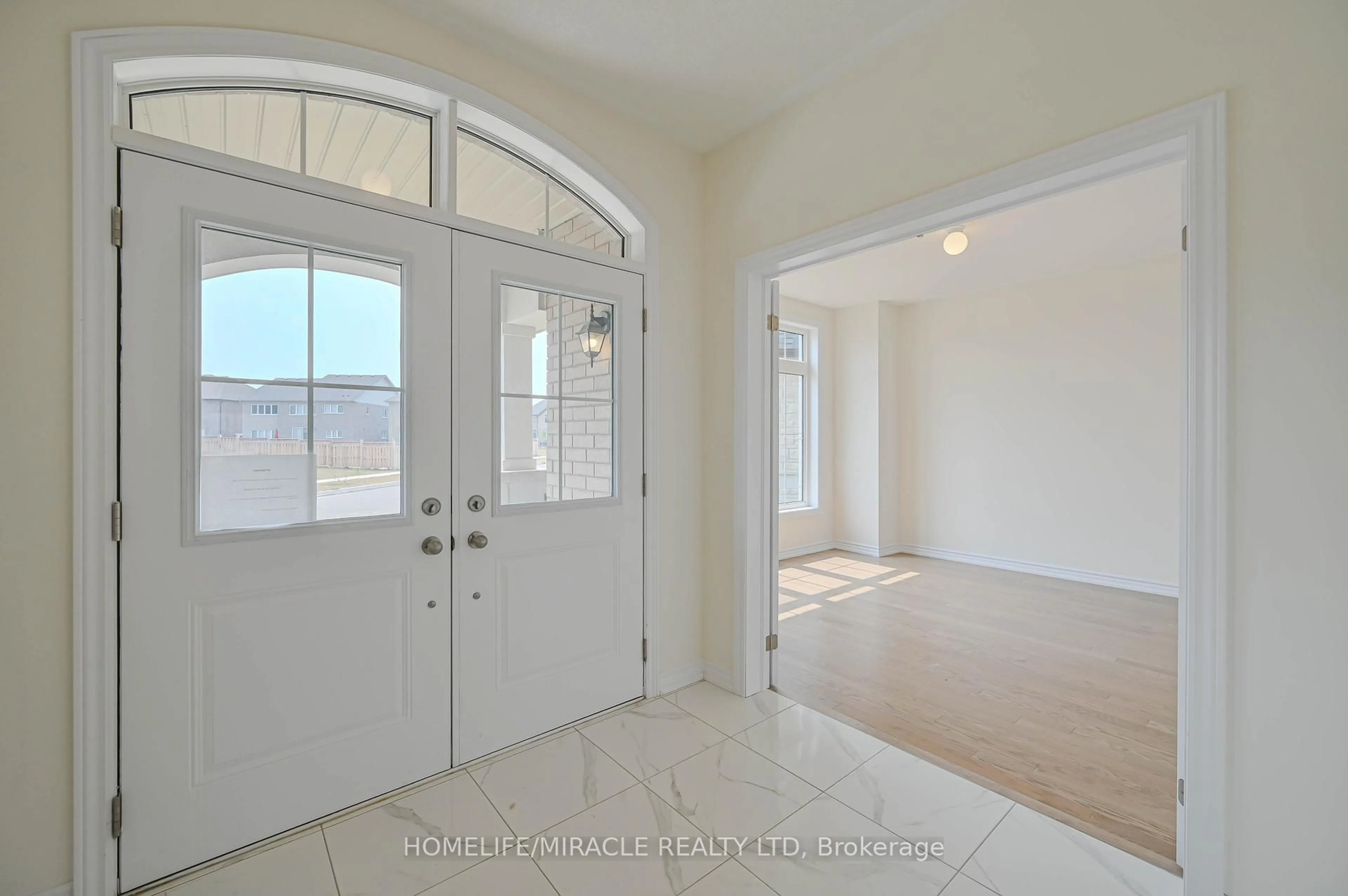 Indoor entryway for 1653 Corsal Crt, Innisfil Ontario L9S 0P8