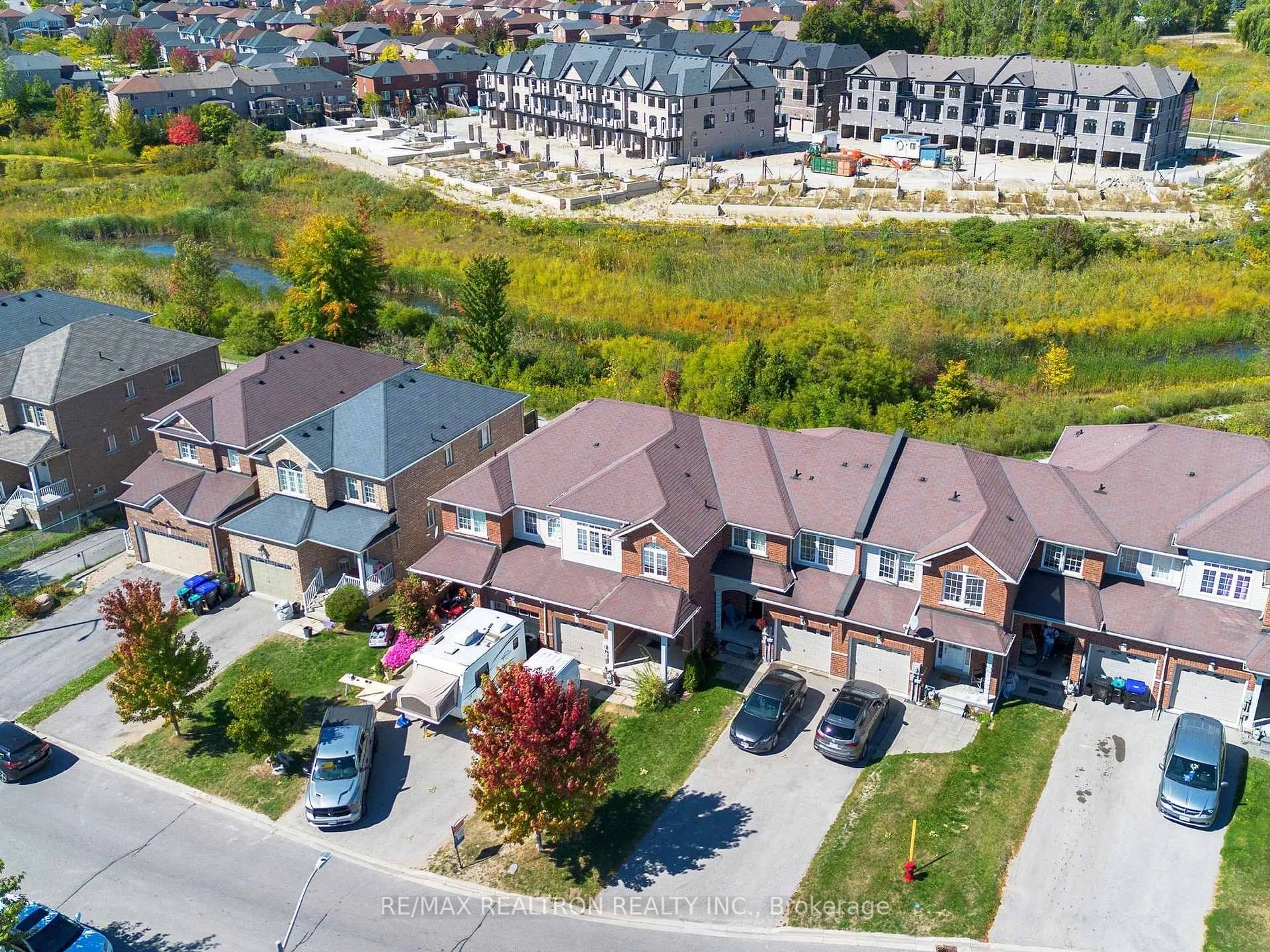 A pic from outside/outdoor area/front of a property/back of a property/a pic from drone, street for 1192 Mary-Lou St, Innisfil Ontario L9S 5A4