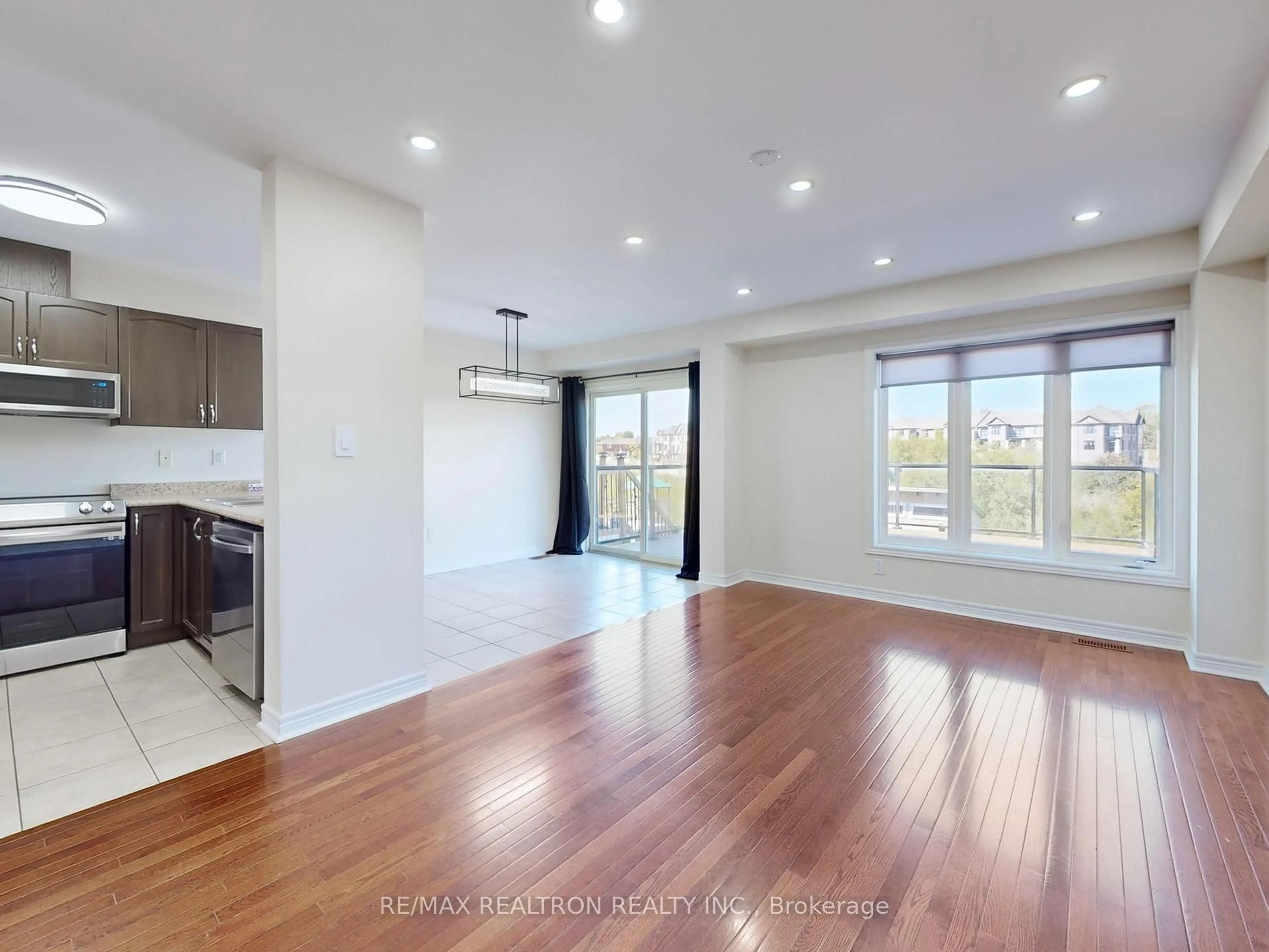 Open concept kitchen, wood/laminate floor for 1192 Mary-Lou St, Innisfil Ontario L9S 5A4