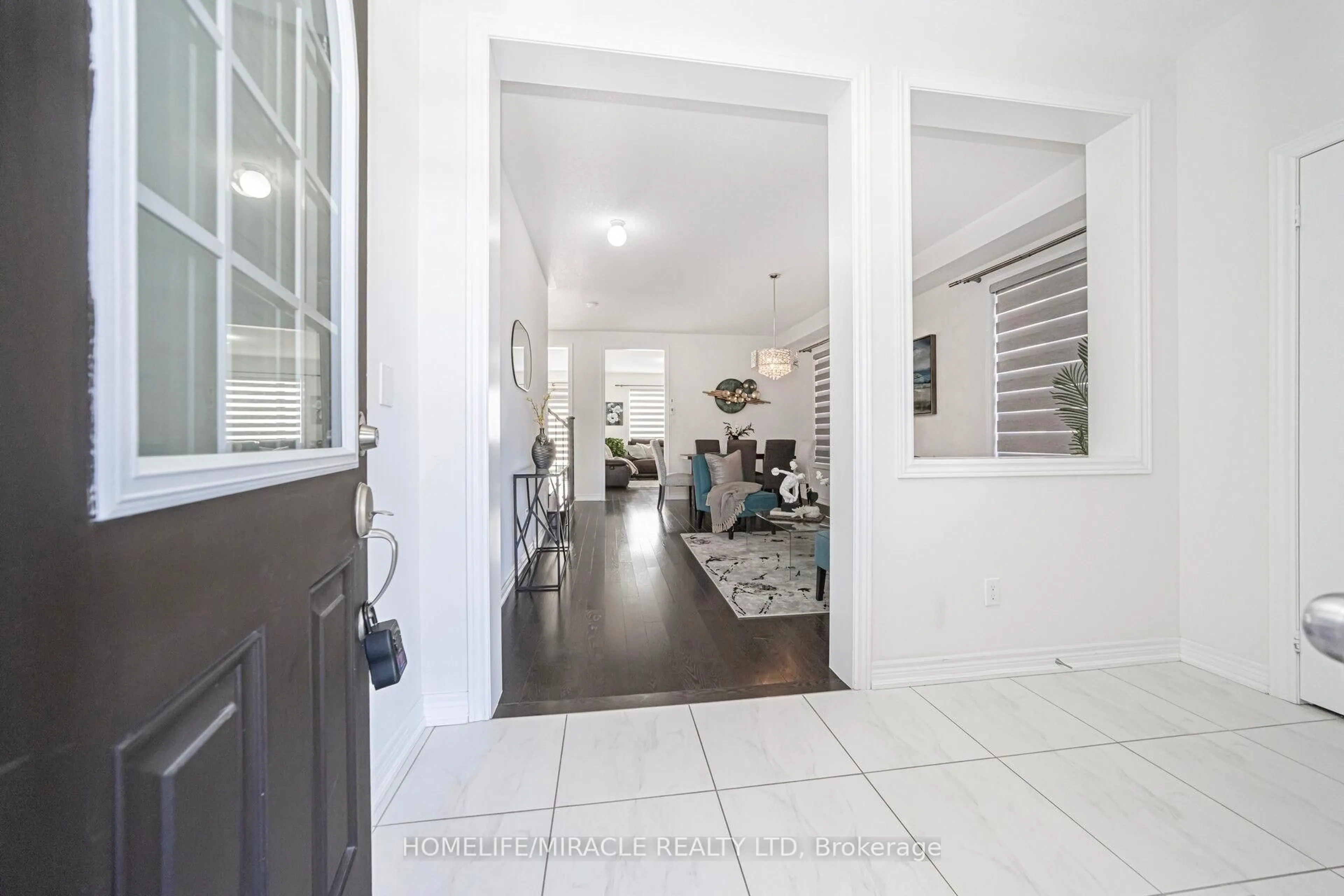 Indoor entryway for 143 Mcgahey St, New Tecumseth Ontario L0G 1W0