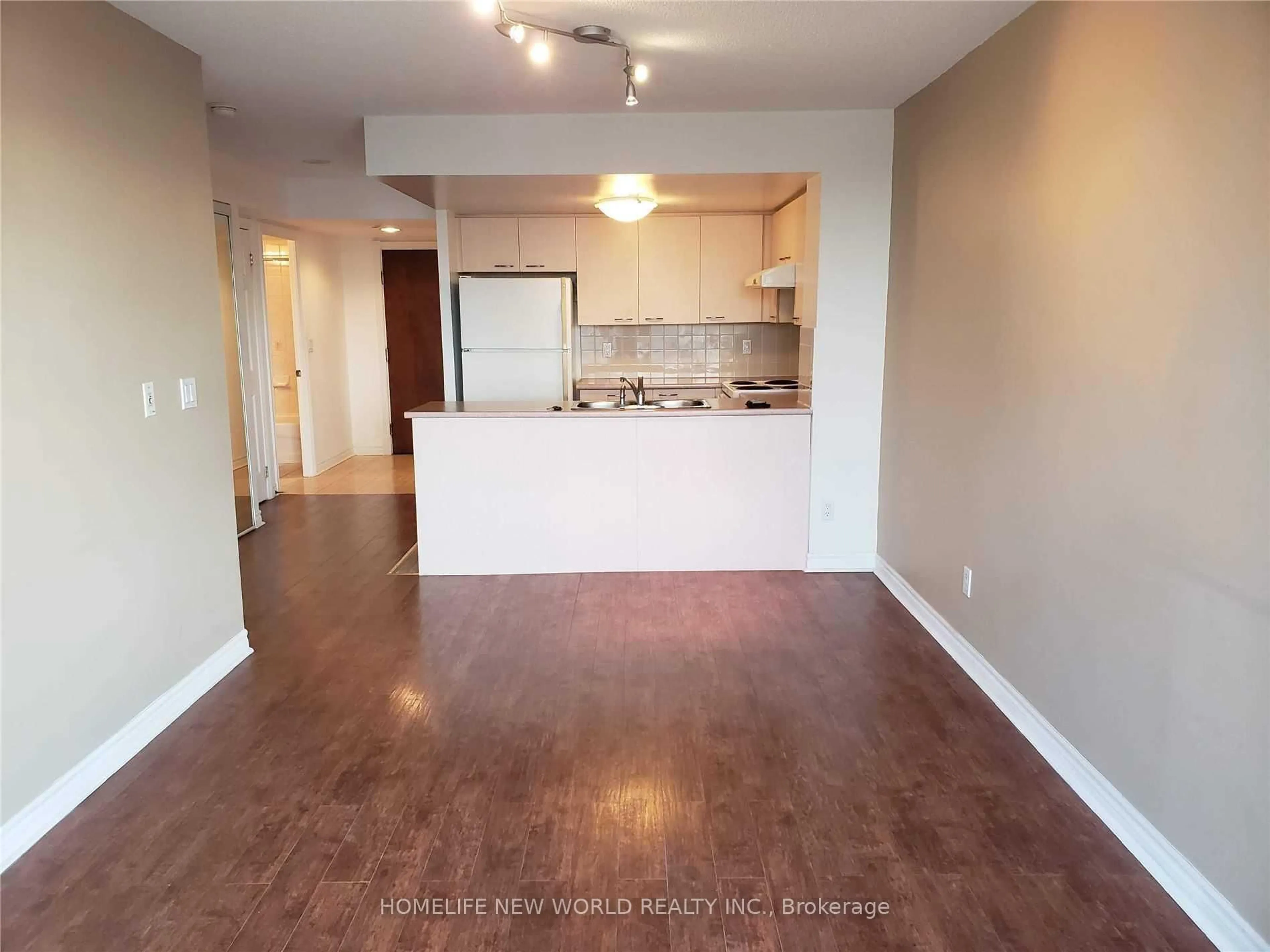 Open concept kitchen, wood/laminate floor for 130 Pond Dr #301, Markham Ontario L3T 7W5