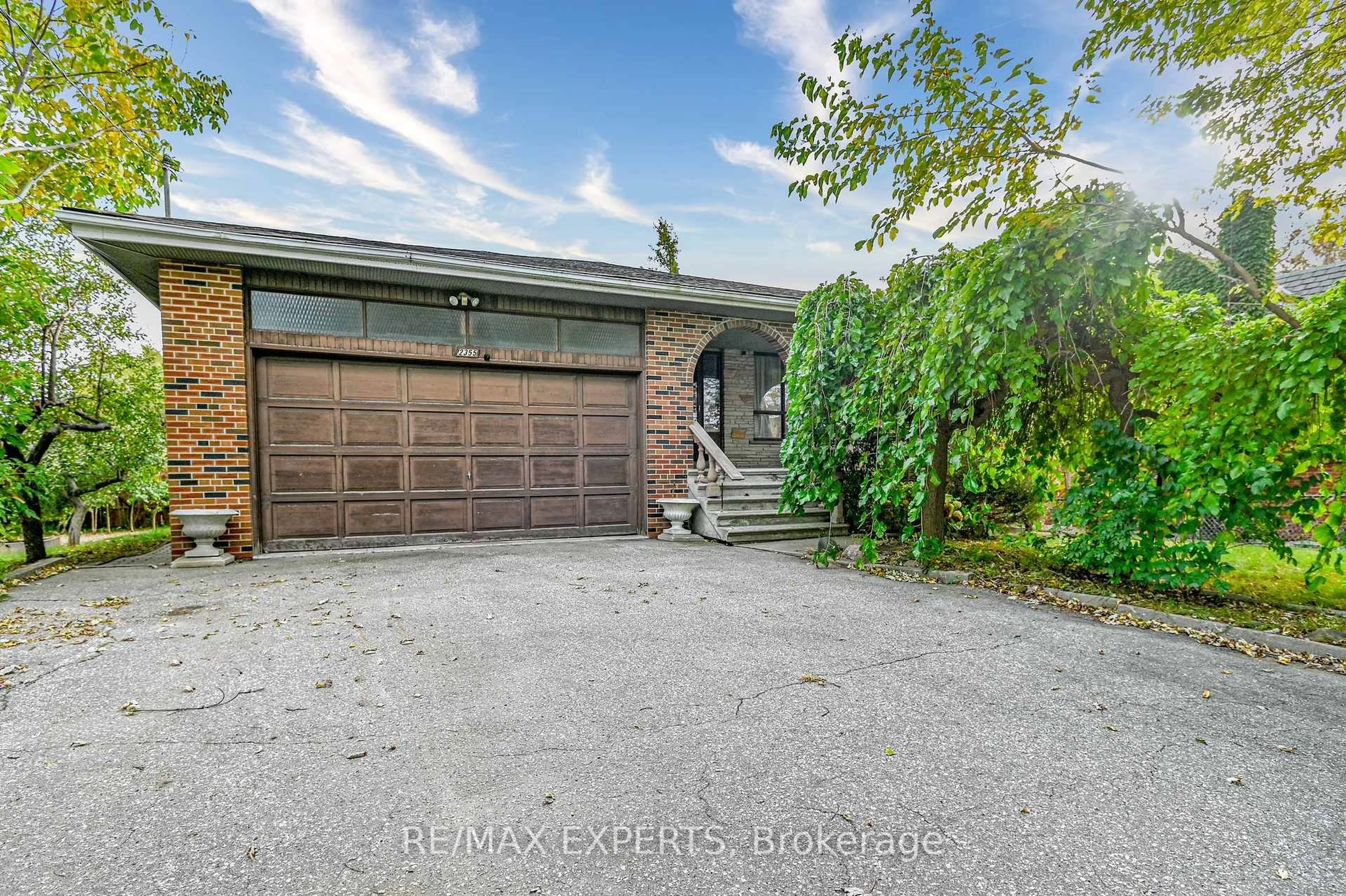 A pic from outside/outdoor area/front of a property/back of a property/a pic from drone, street for 2355 Major Mackenzie Dr, Vaughan Ontario L6A 3Z2
