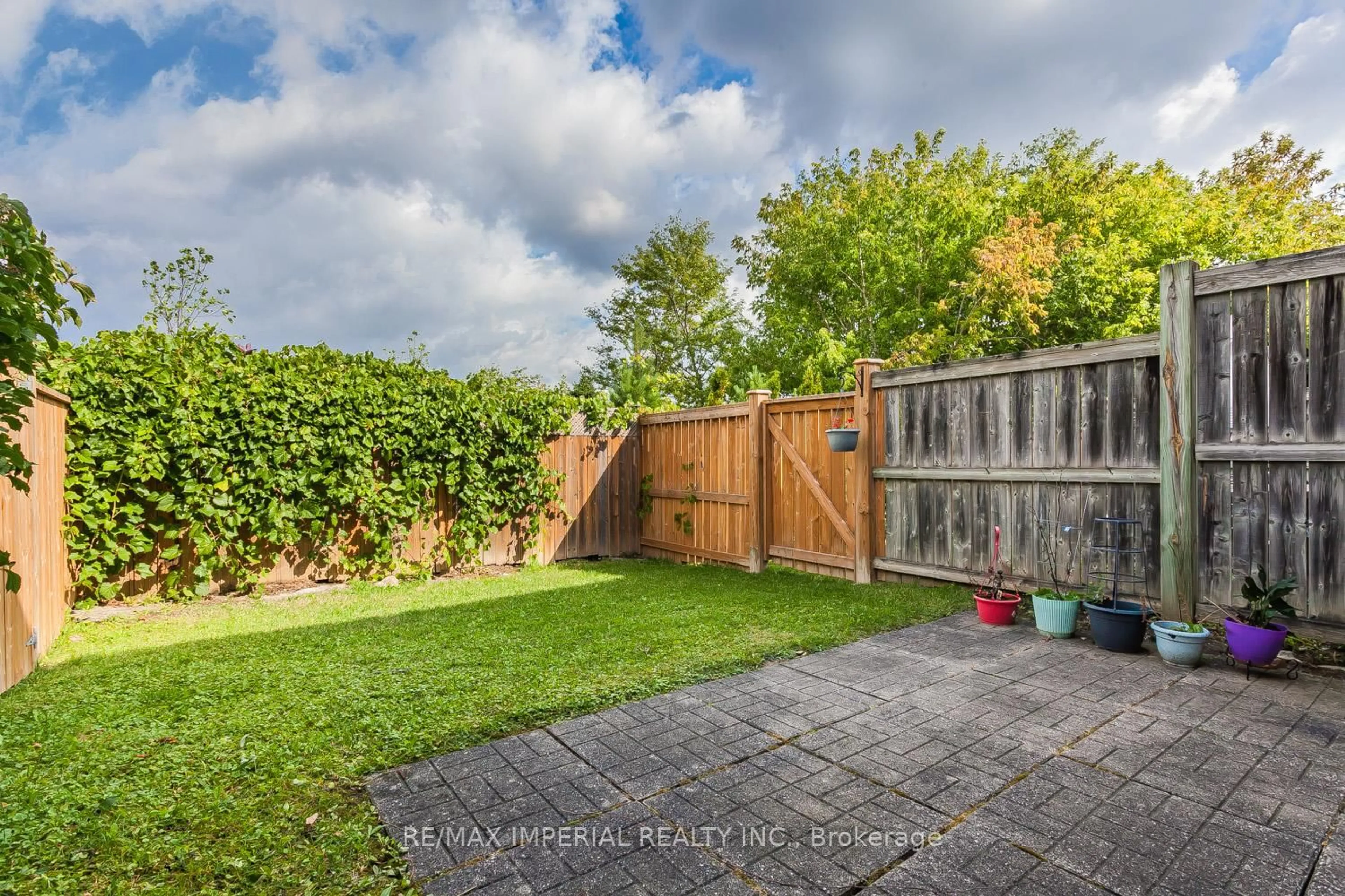 A pic from outside/outdoor area/front of a property/back of a property/a pic from drone, street for 81 Northern Heights Dr #9A, Richmond Hill Ontario L4B 4C9