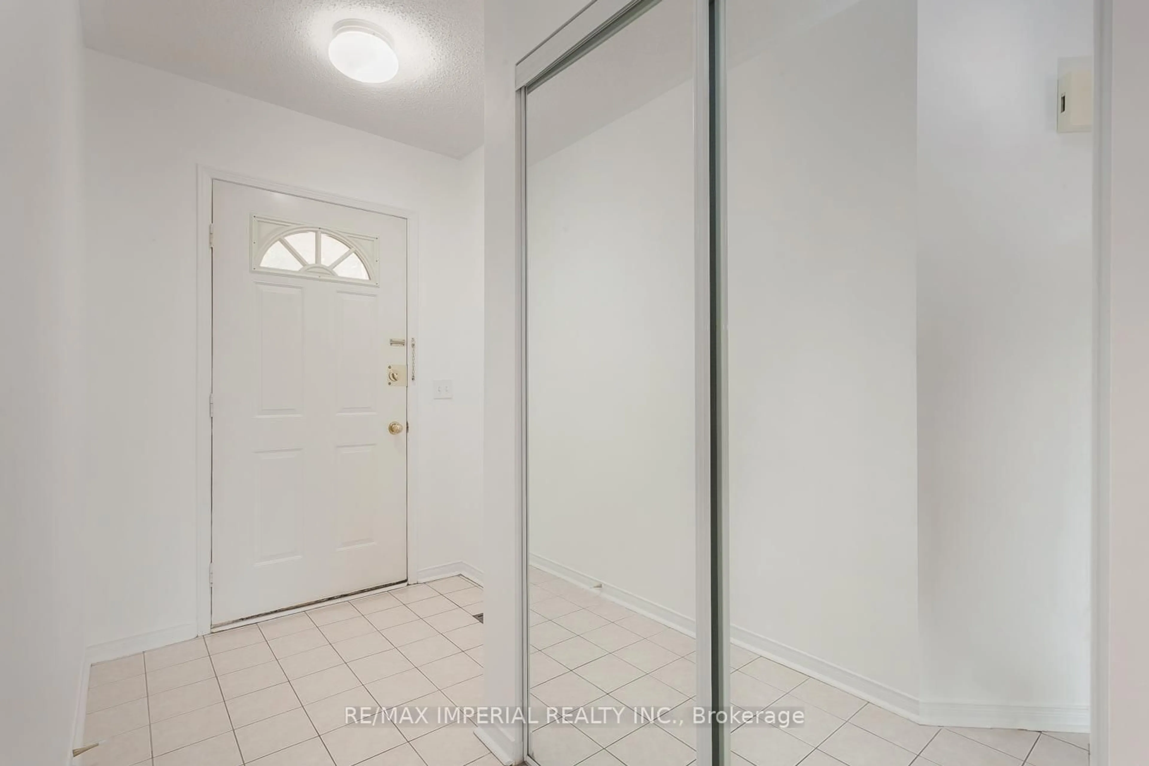 Indoor entryway for 81 Northern Heights Dr #9A, Richmond Hill Ontario L4B 4C9
