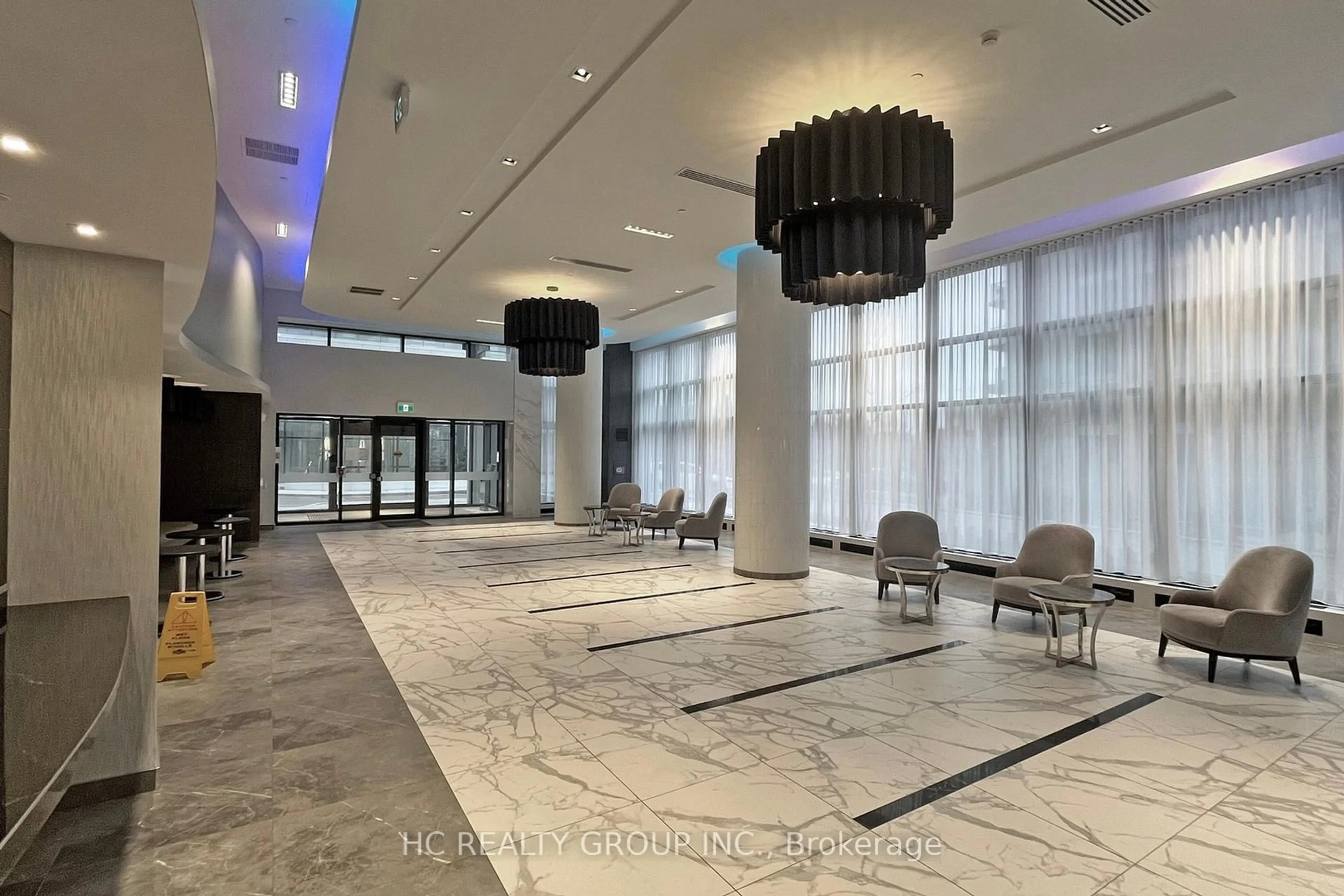 Indoor foyer for 105 Oneida Cres #1111, Richmond Hill Ontario L4B 0H6