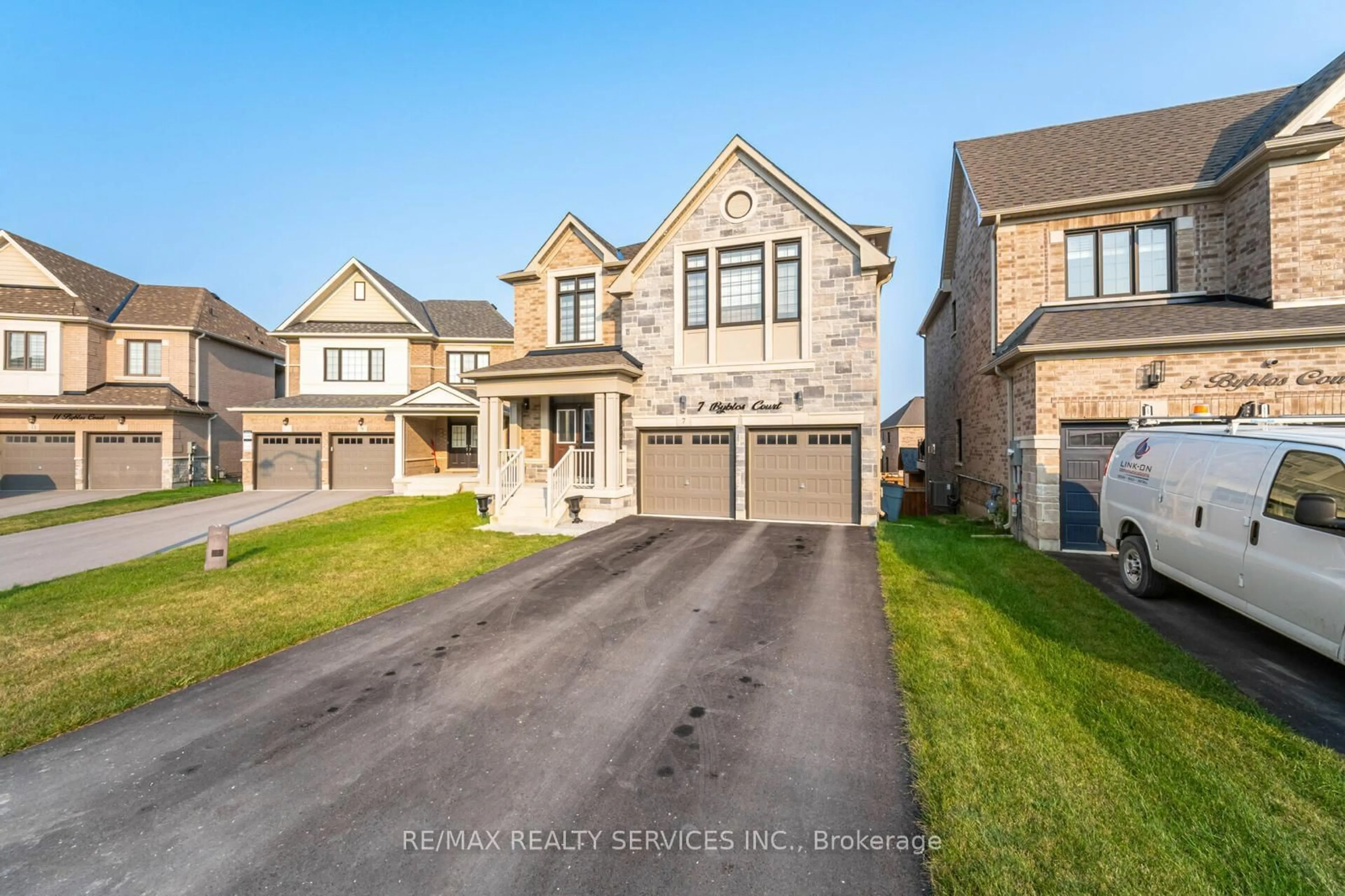 A pic from outside/outdoor area/front of a property/back of a property/a pic from drone, street for 7 Byblos Crt, East Gwillimbury Ontario L6N 0T3