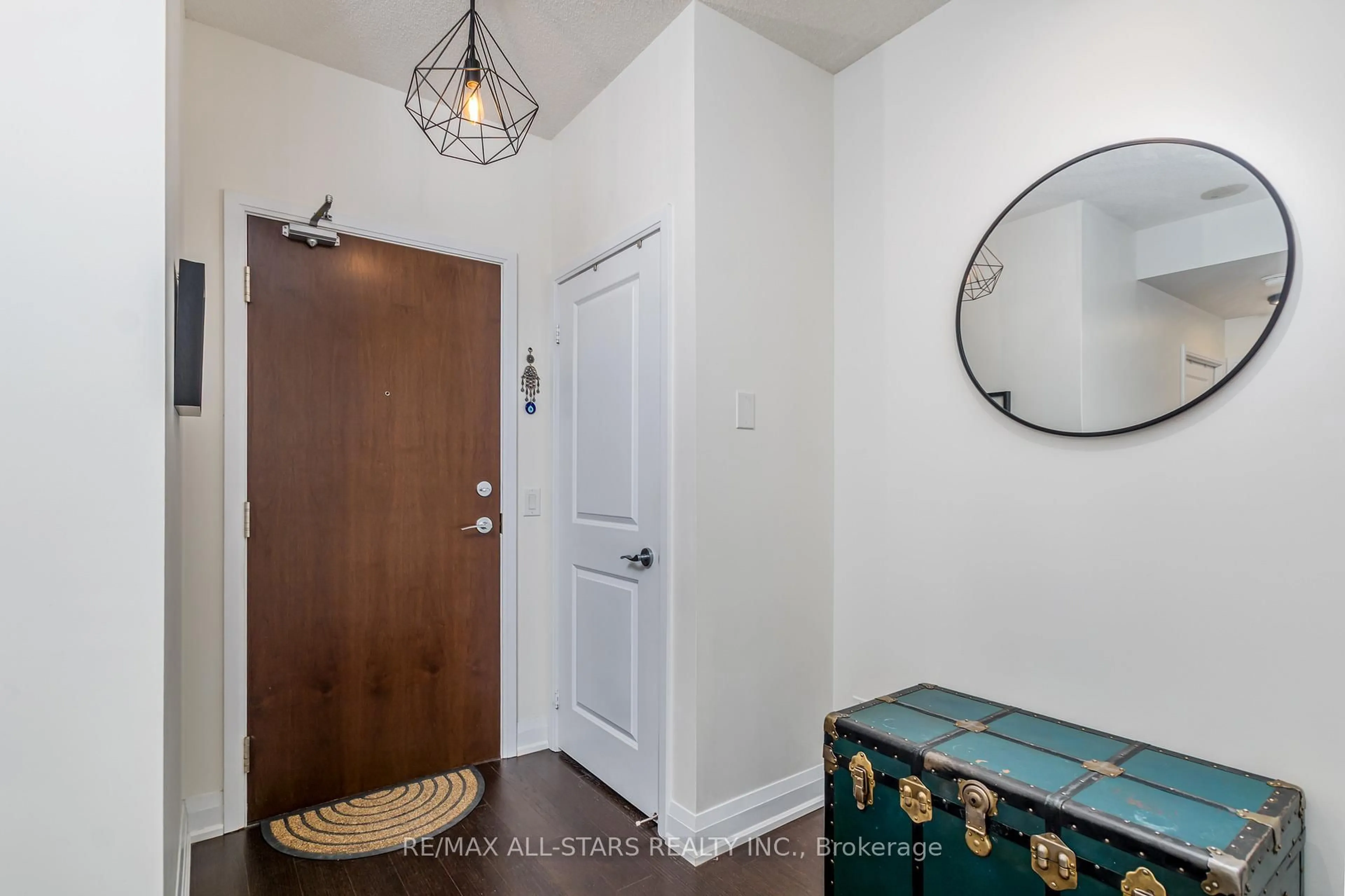 Indoor entryway for 9582 Markham Rd #911, Markham Ontario L6E 0T4