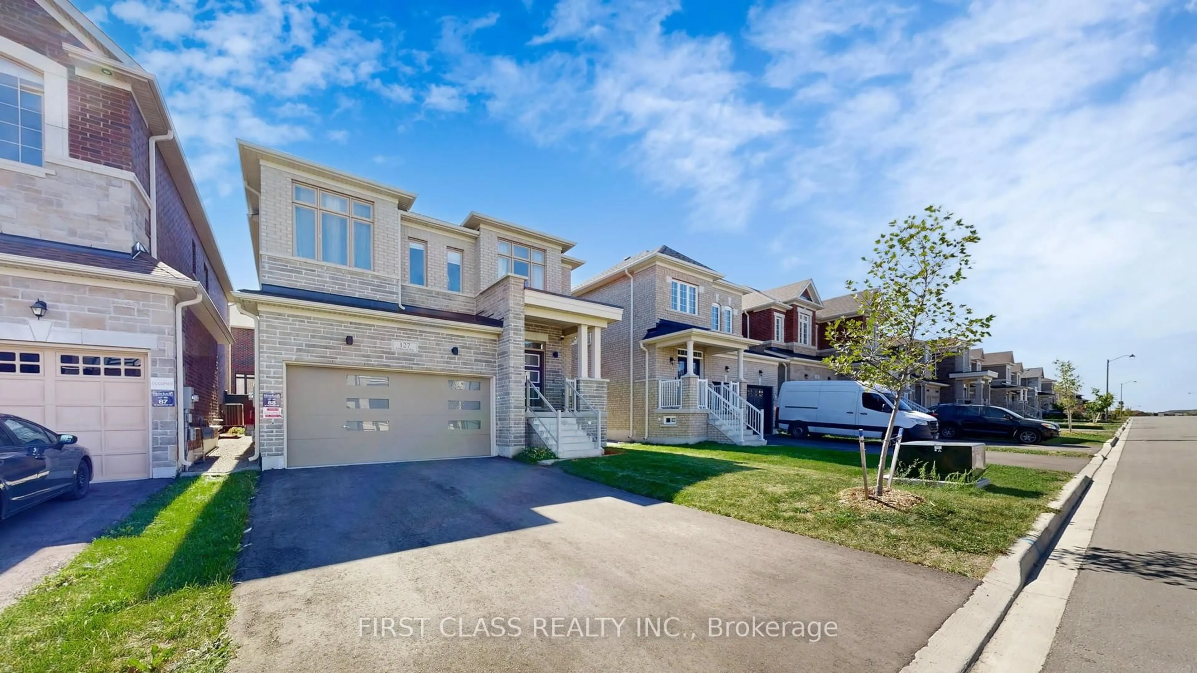 A pic from outside/outdoor area/front of a property/back of a property/a pic from drone, street for 127 Fallharvest Way, Whitchurch-Stouffville Ontario L4A 0R8