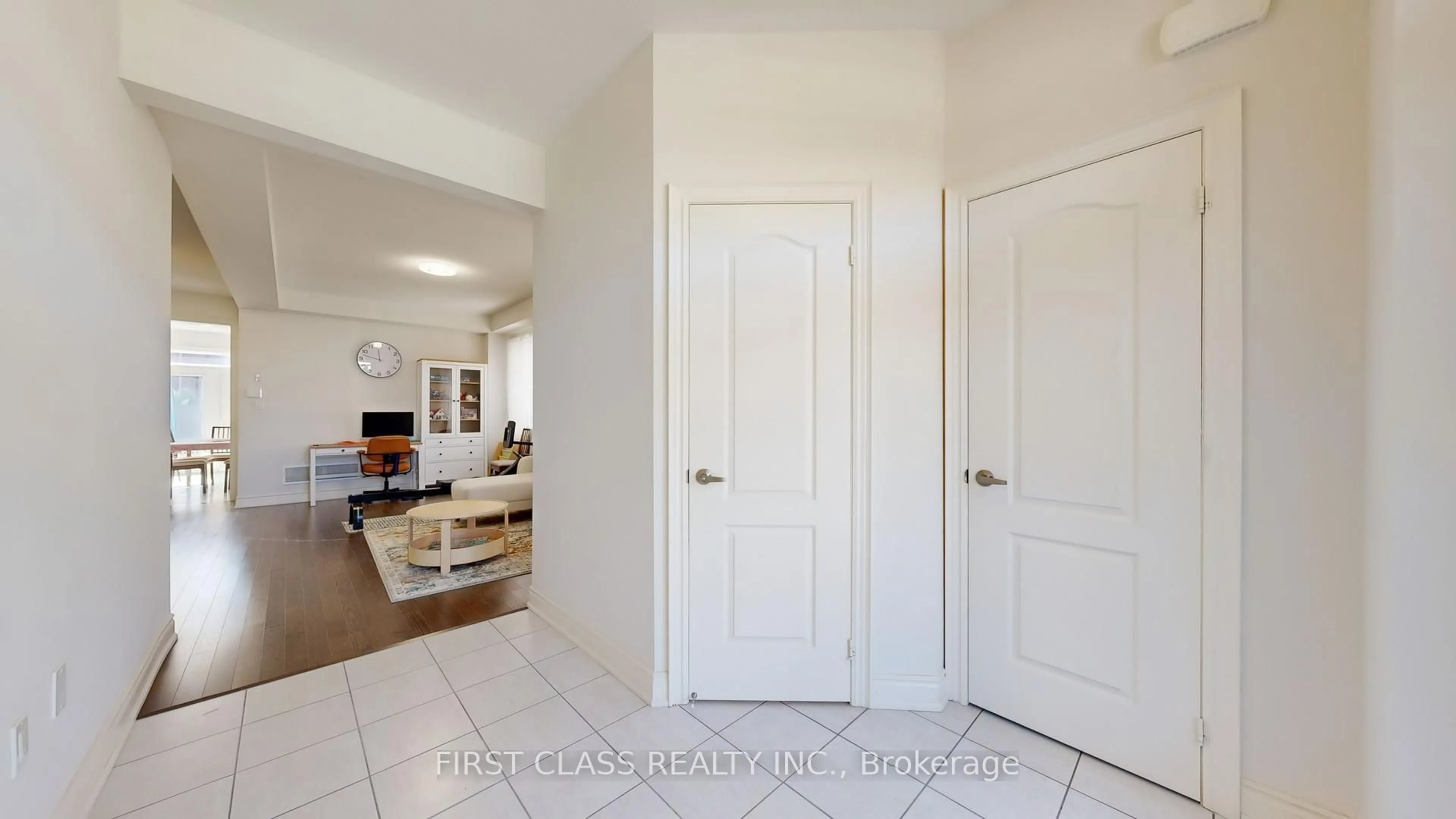 Indoor entryway for 127 Fallharvest Way, Whitchurch-Stouffville Ontario L4A 0R8