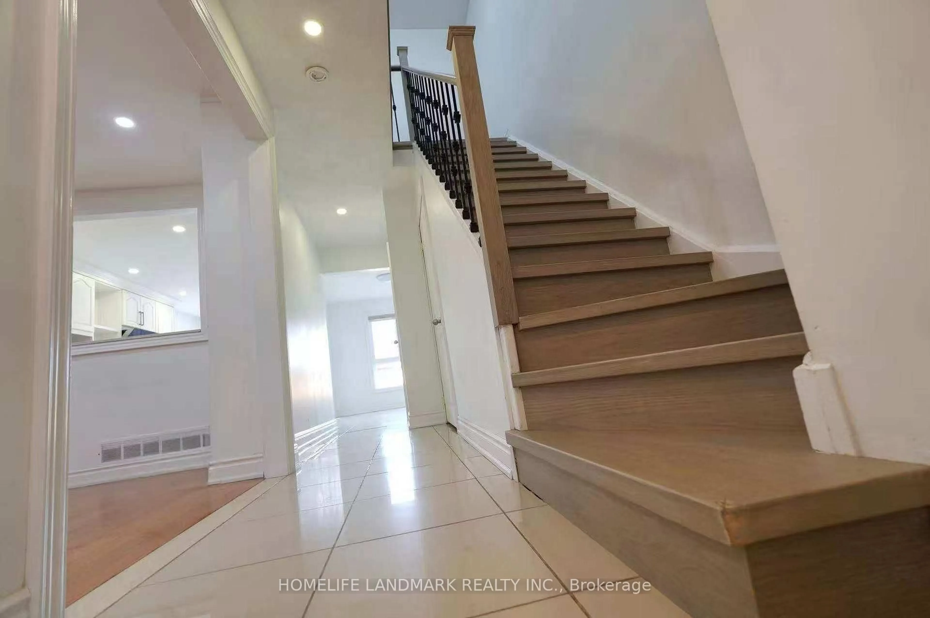 Indoor foyer for 112 Goodwood Dr, Markham Ontario L3S 2L9