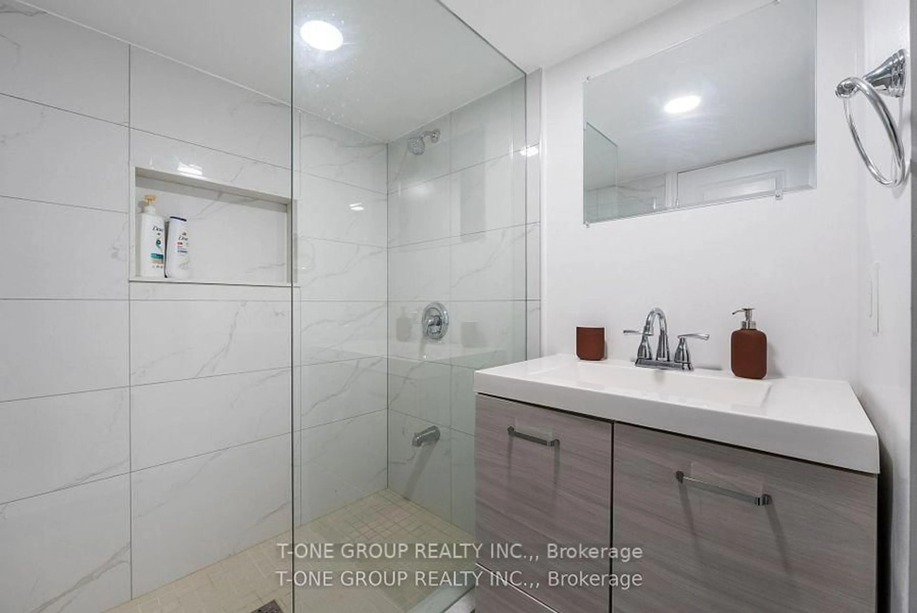 Standard bathroom, ceramic/tile floor for 3849 Concession 4 Rd, Uxbridge Ontario L0C 1A0