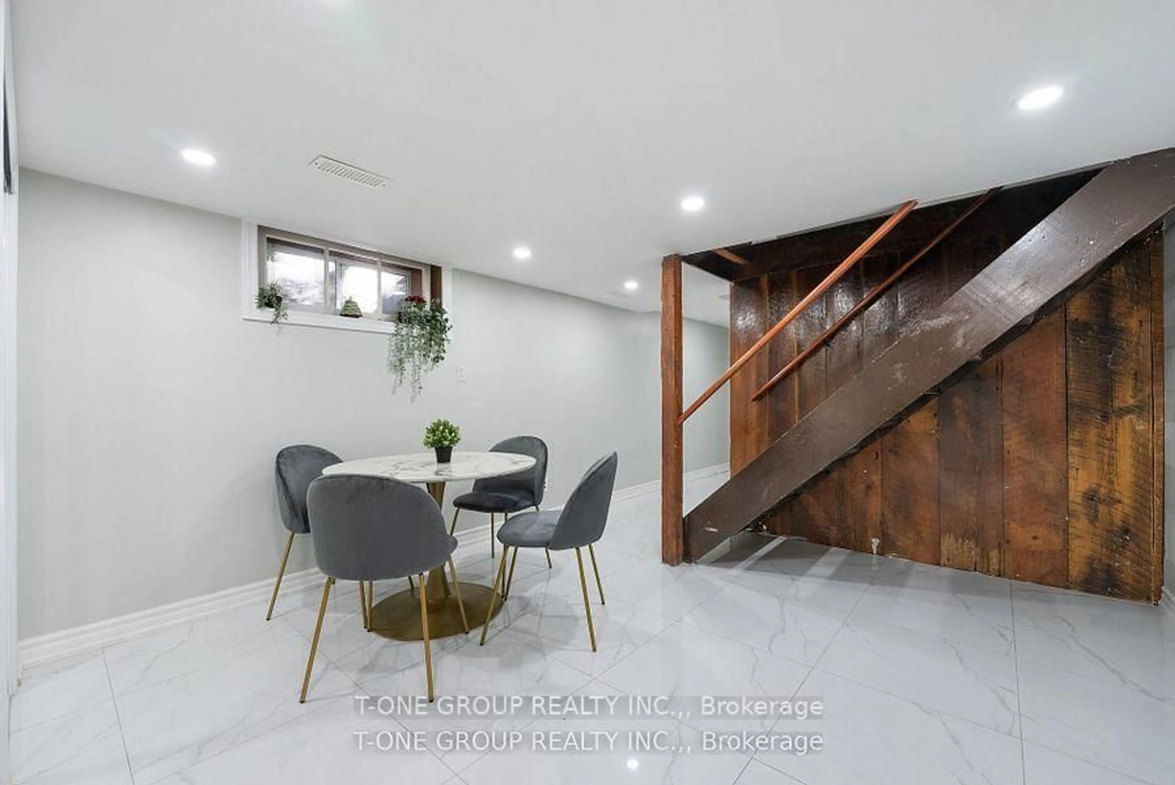 Indoor foyer for 3849 Concession 4 Rd, Uxbridge Ontario L0C 1A0