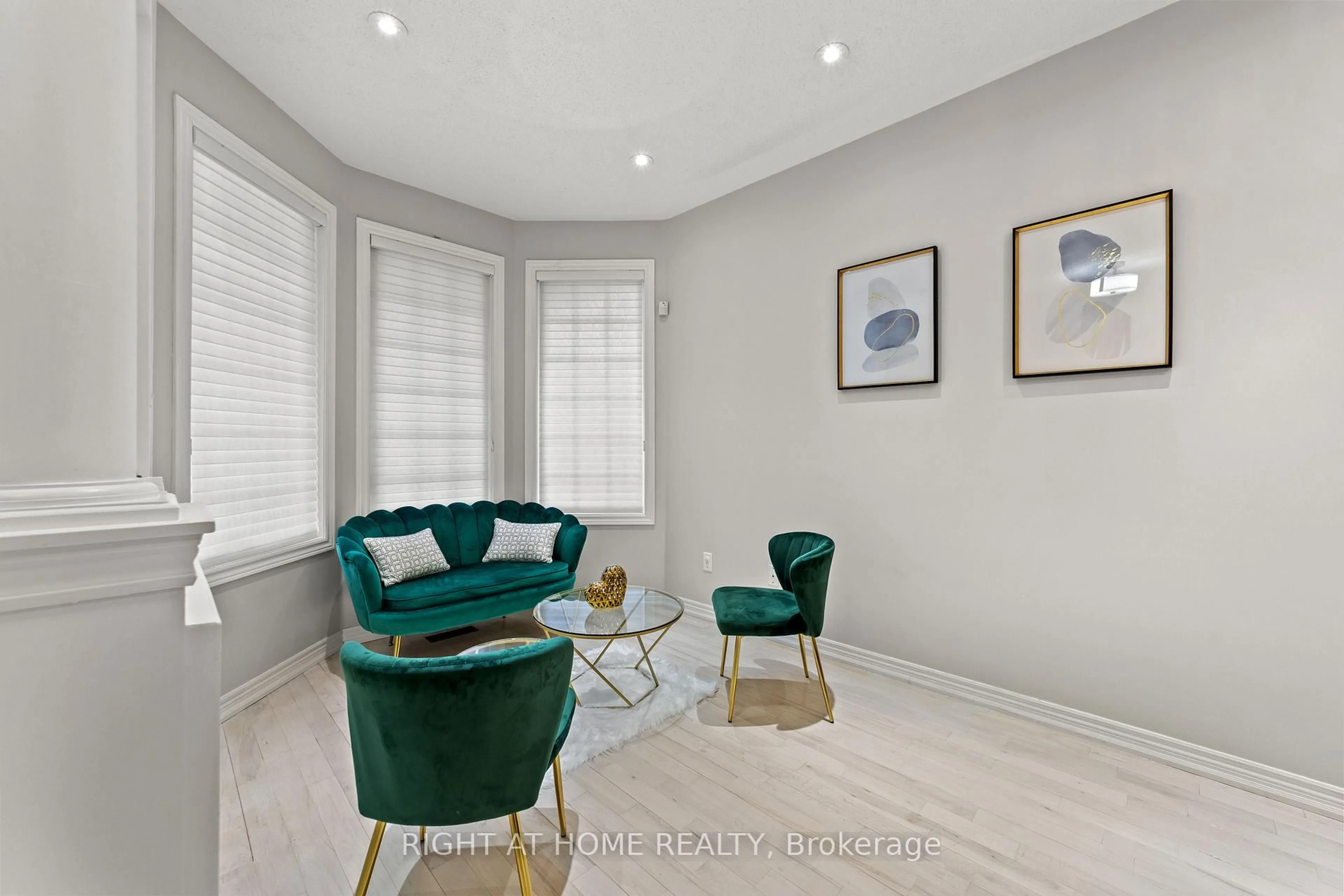 Living room with furniture, unknown for 63 Chelton Dr, Richmond Hill Ontario L4E 4A8