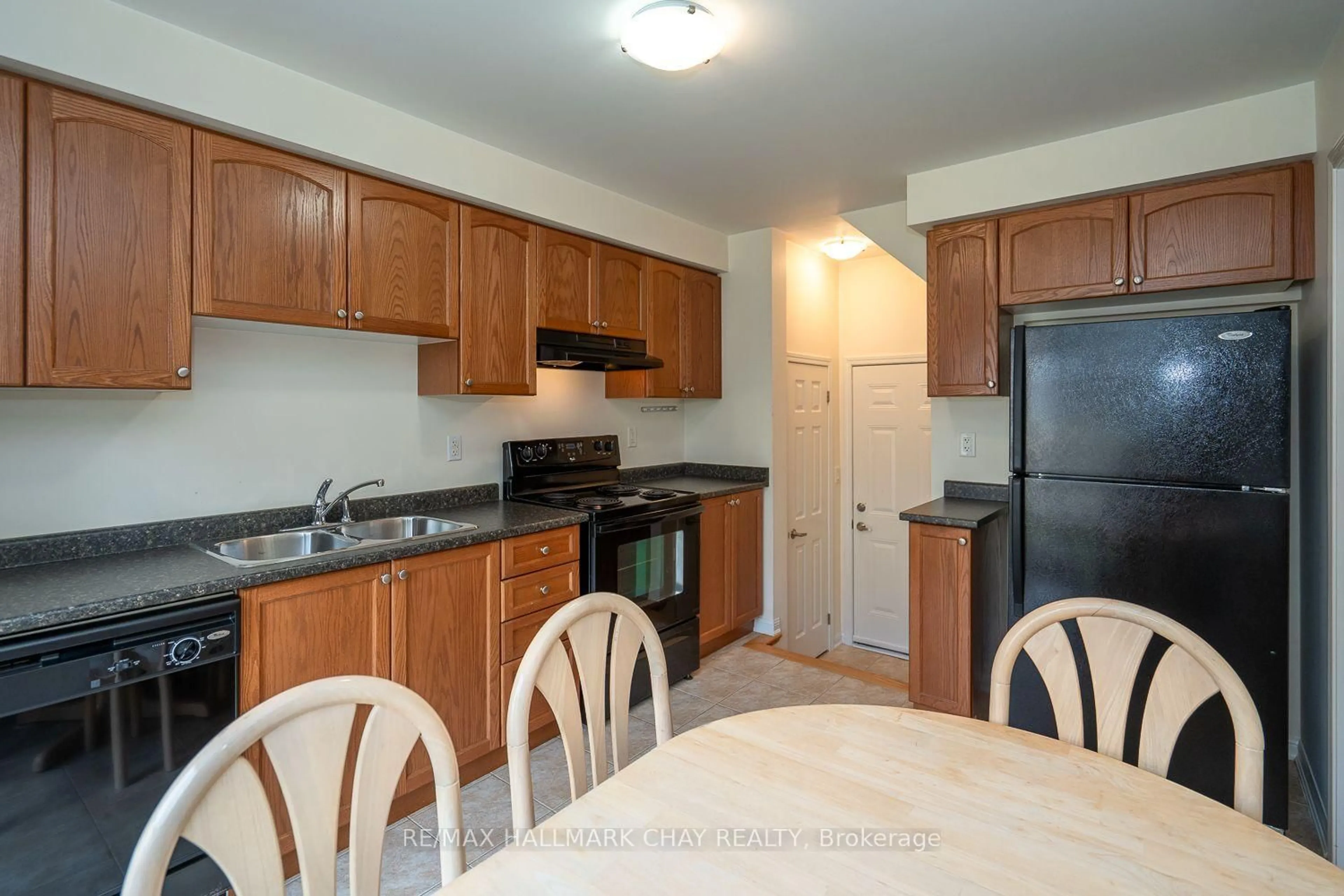 Standard kitchen, unknown for 20 Steele St, New Tecumseth Ontario L9R 0E6